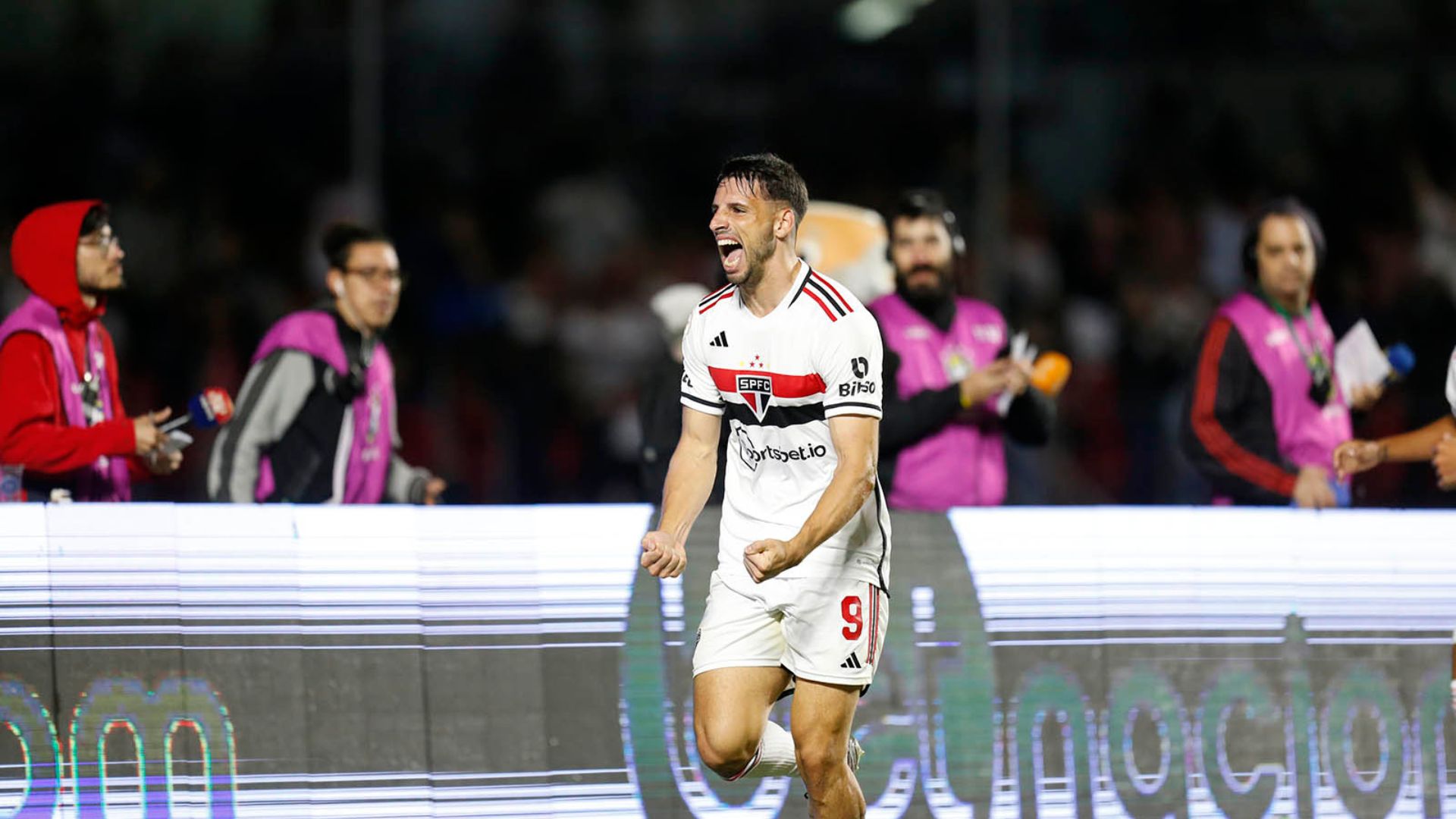 Calleri comemorando gol contra o América-MG (Crédito: Paulo Pinto / São Paulo FC)