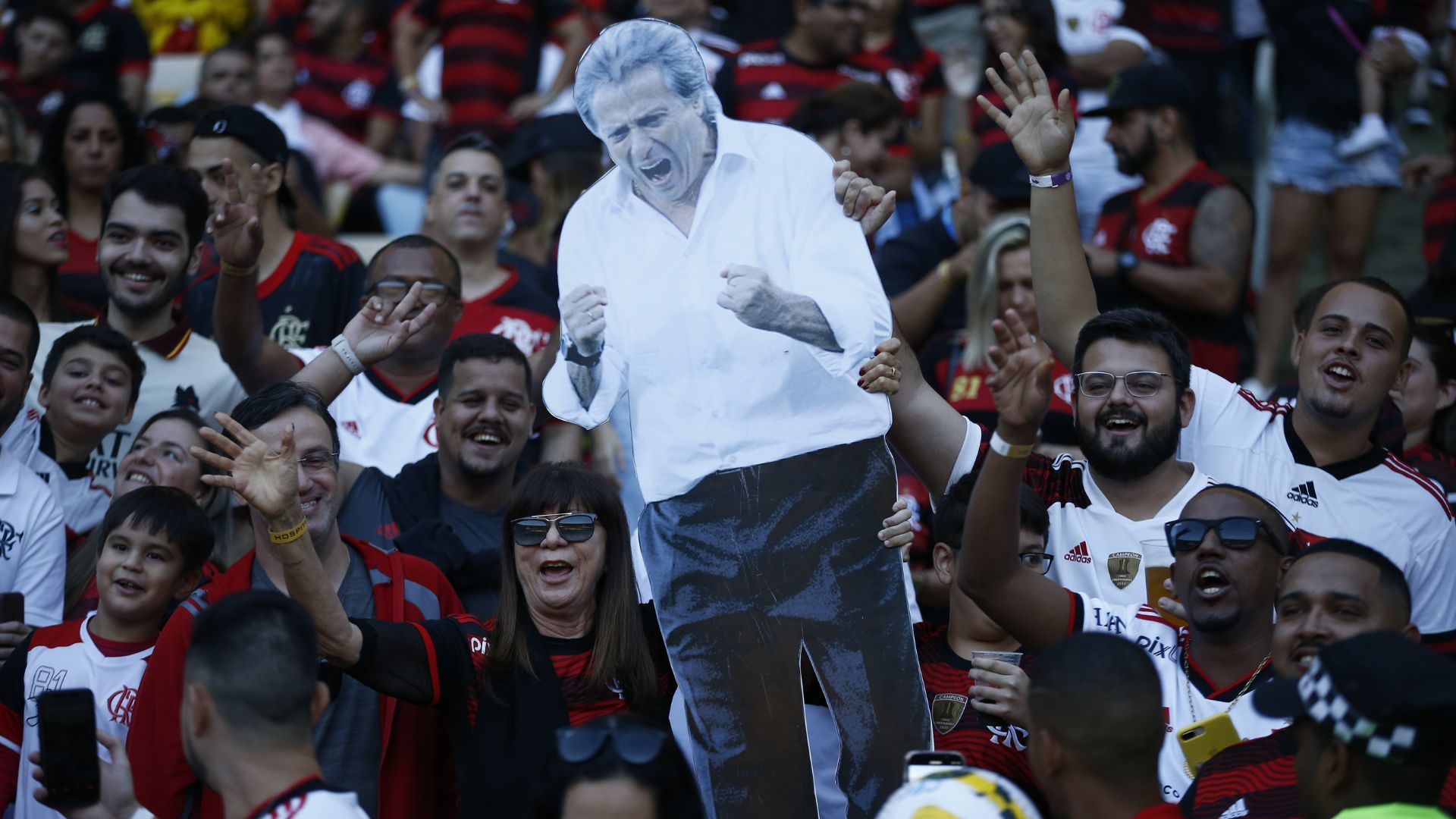 Torcedores do Flamengo carregando cartaz com a imagem de Jorge Jesus (Crédito: Getty Images)
