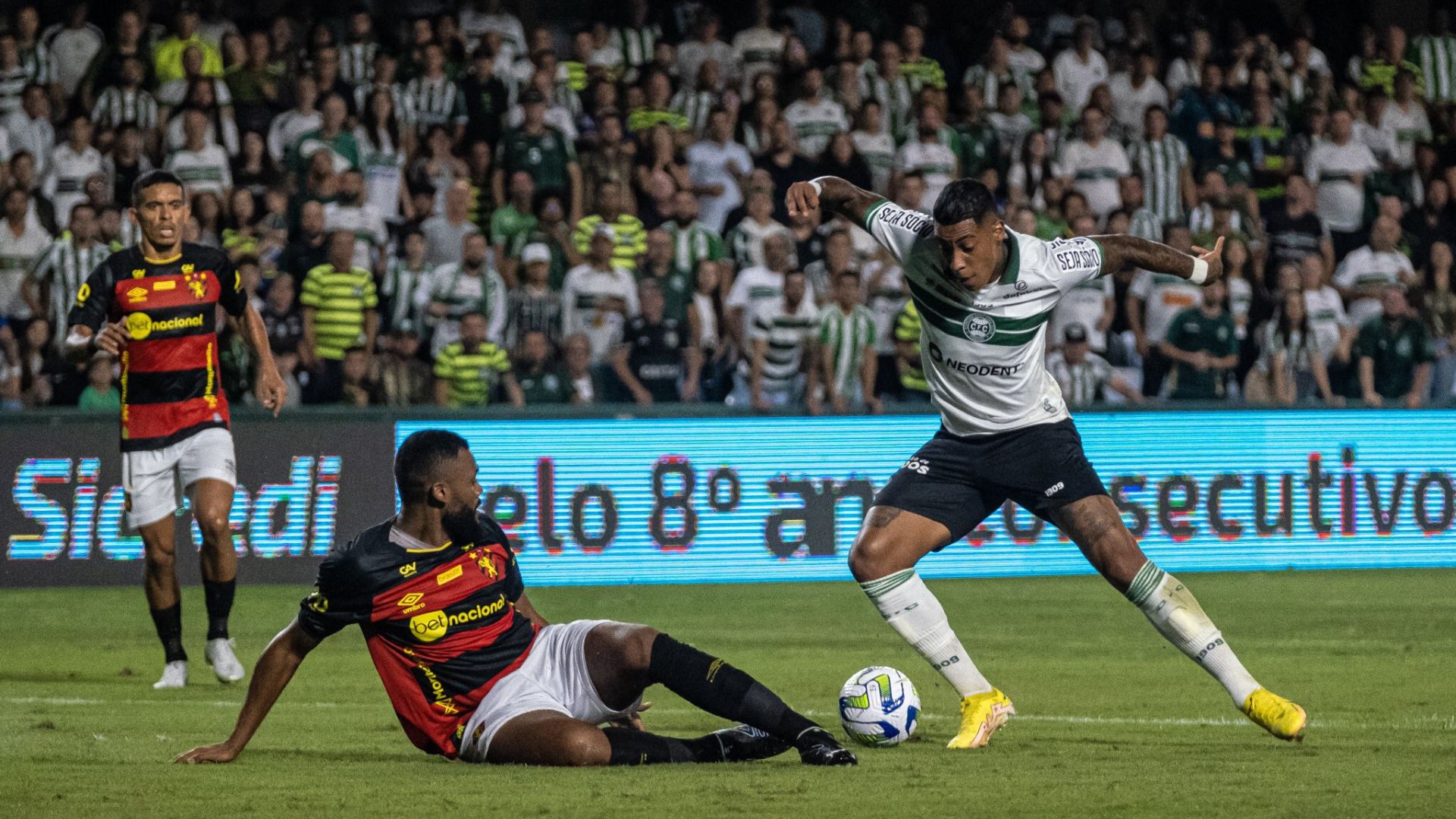 Alef Manga foi o destaque da partida e marcou três gols (Crédito: Guilherme Griebeler / Coritiba)