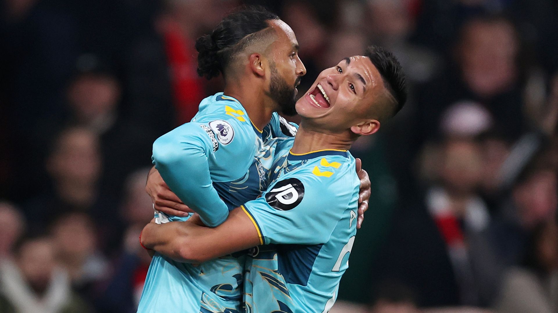 Alcaraz celebra gol com Walcott, do Southampton