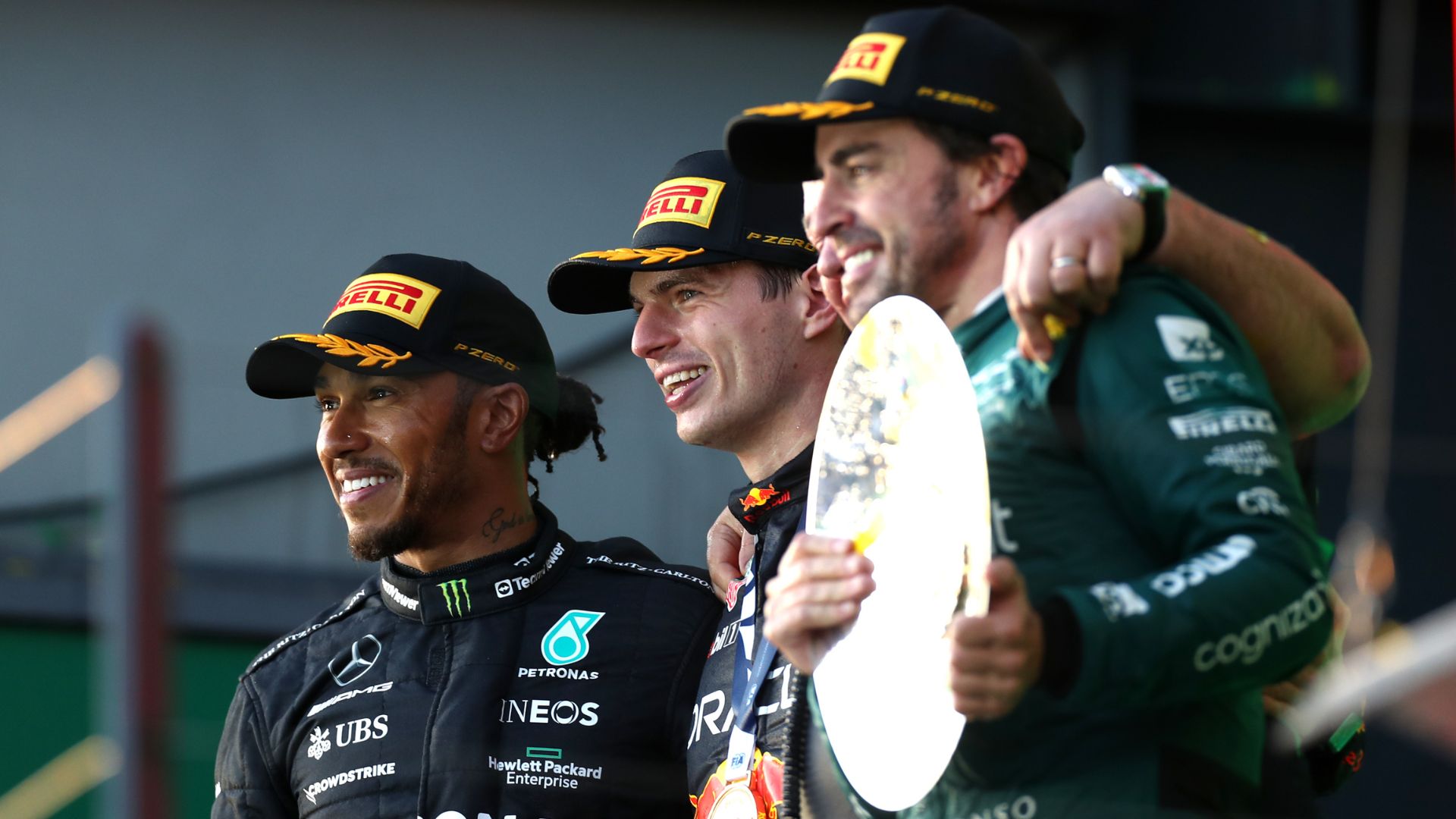 Fernando Alonso no pódio com Lewis Hamilton e Max Verstappen (Crédito: Getty Images)