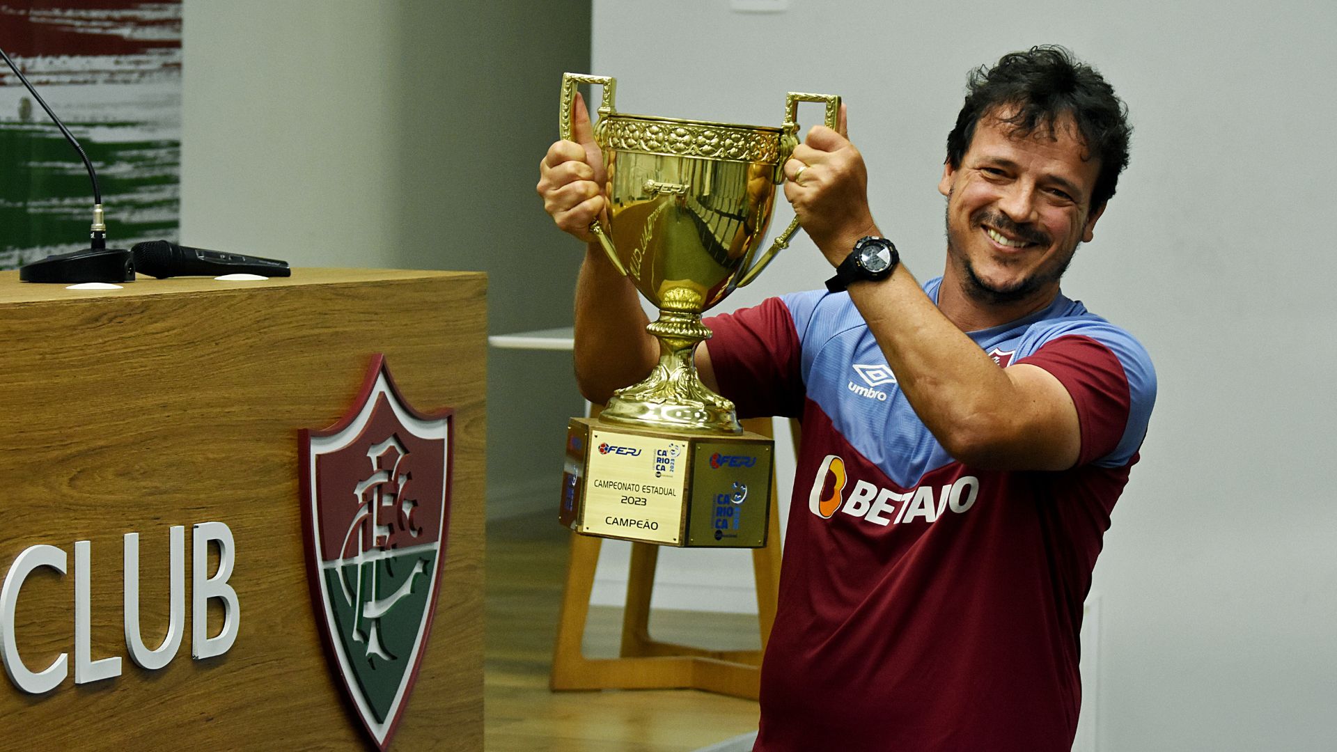 Fernando Diniz com a taça do Campeonato Carioca (Crédito: Mailson Santana / Fluminense)