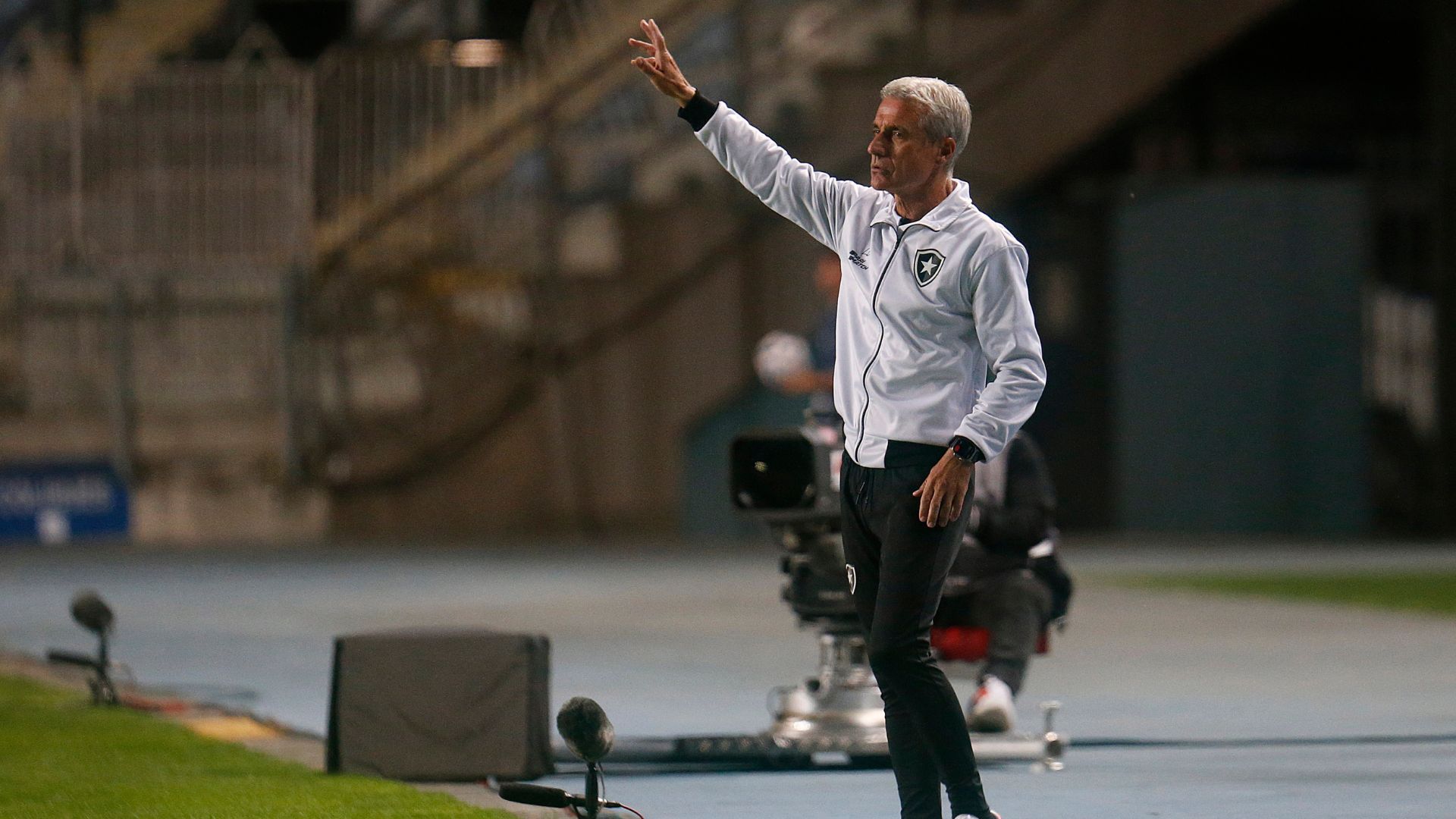 Luís Castro durante a partida contra o Magallanes (Crédito: Vitor Silva / Botafogo)