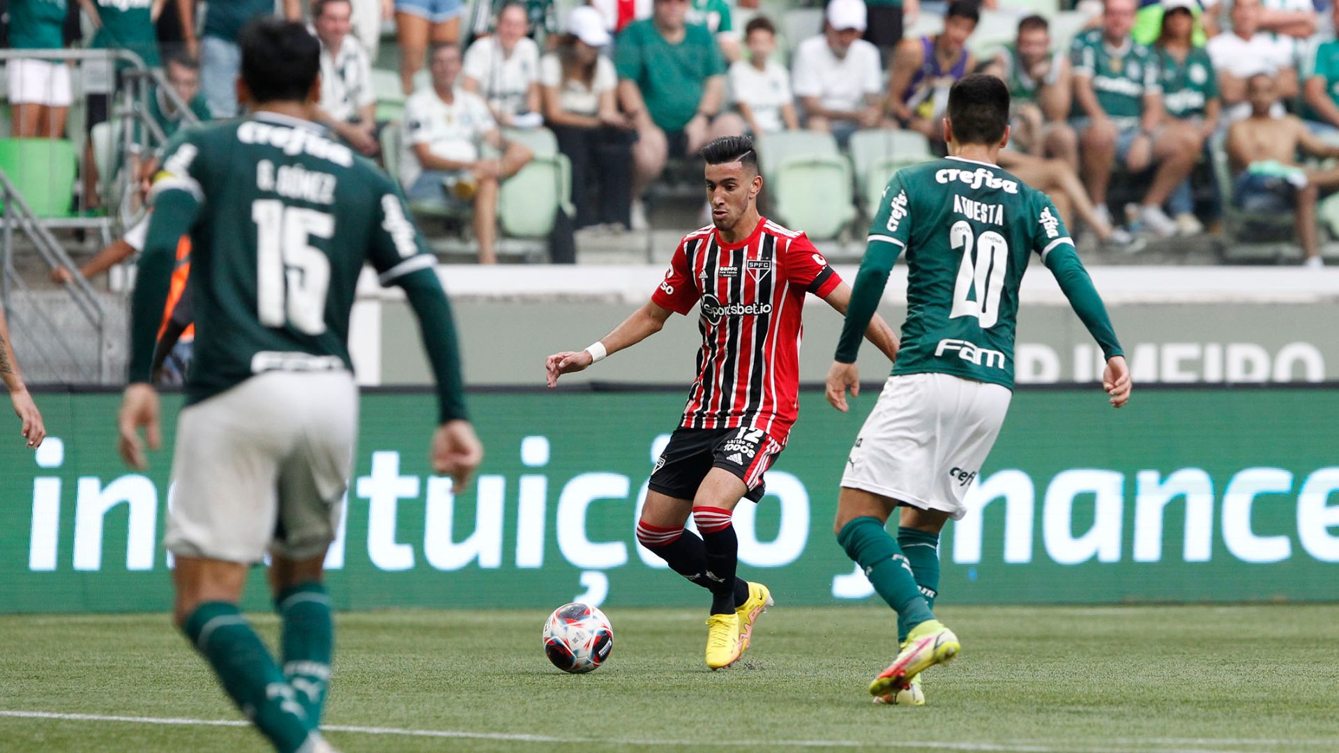 Pedrinho jogando contra o Palmeiras (Crédito: Rubens Chiri / São Paulo FC)