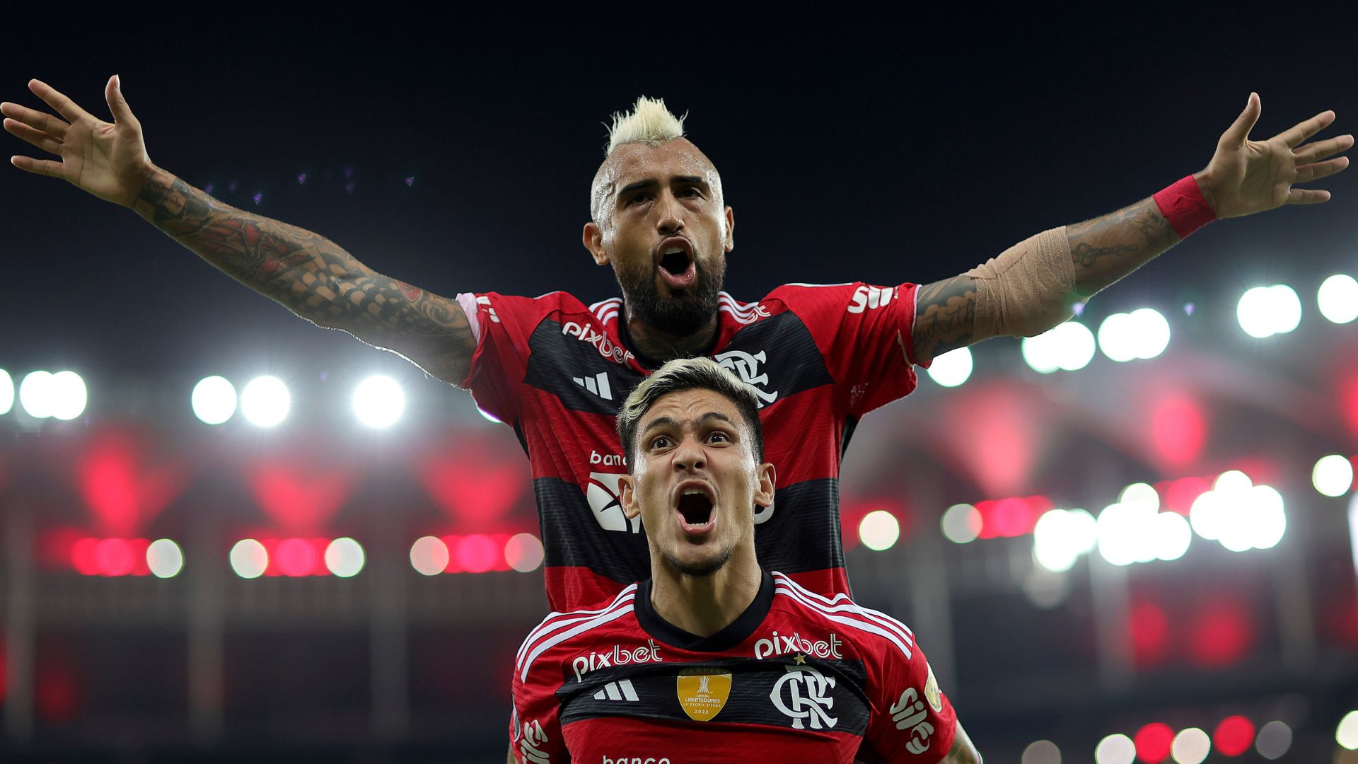 Pedro e Vidal comemoram gol pelo Flamengo