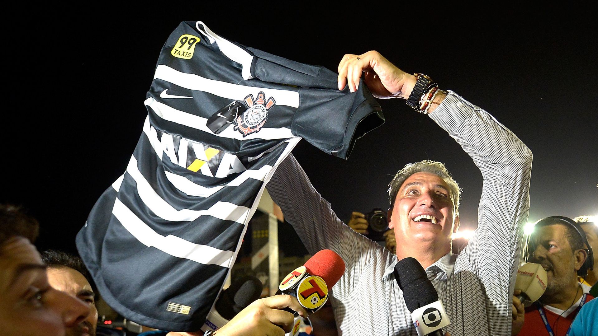 Tite comemorando título do Brasileirão de 2015 pelo Corinthians (Crédito: Getty Images)