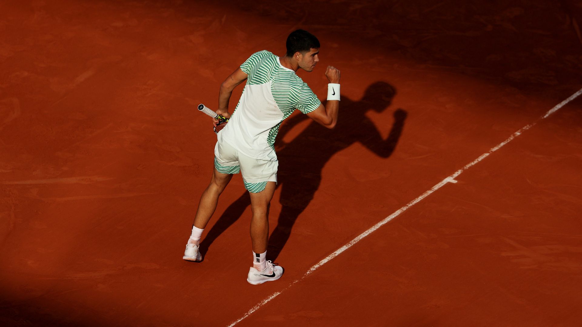 Carlos Alcaraz comemorando vitória no Grand Slam de Paris (Crédito: Getty Images)