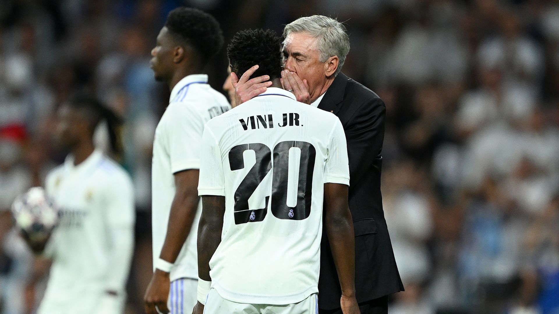 Ancelotti ao lado de Vini Jr, durante partida contra o Manchester City (Crédito: Getty Images)