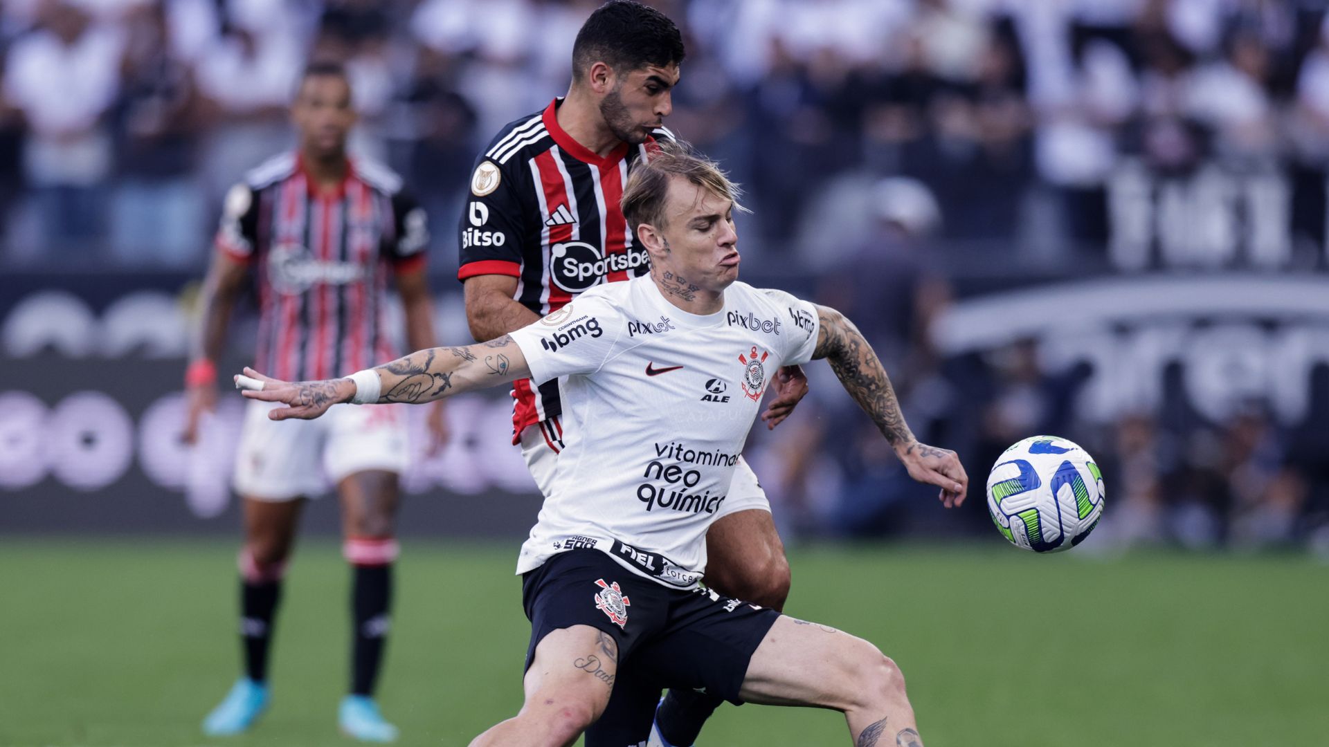 Michel Araújo e Róger Guedes fizeram os gols da partida que terminou empatada (Crédito: Getty Images)