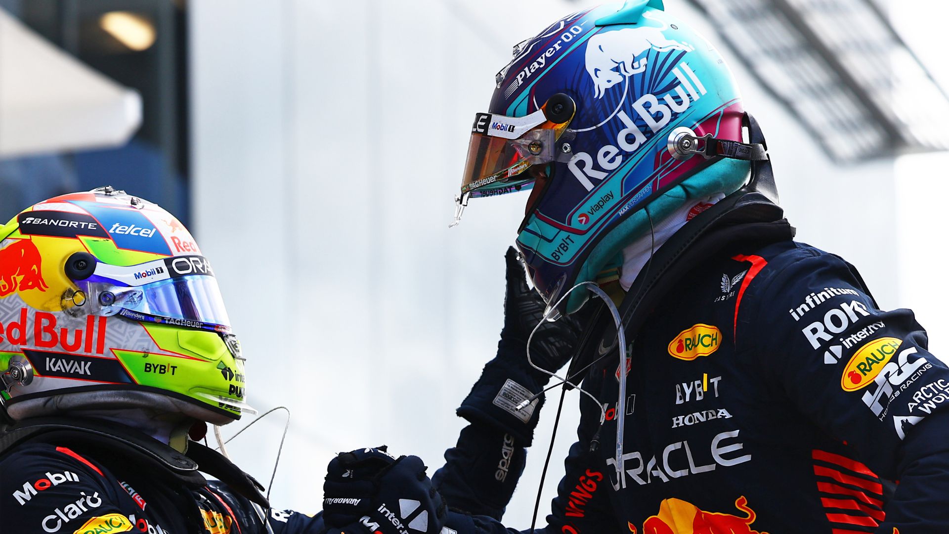 Cumprimento entre Sergio Pérez e Max Verstappen após a corrida (Crédito: Getty Images)