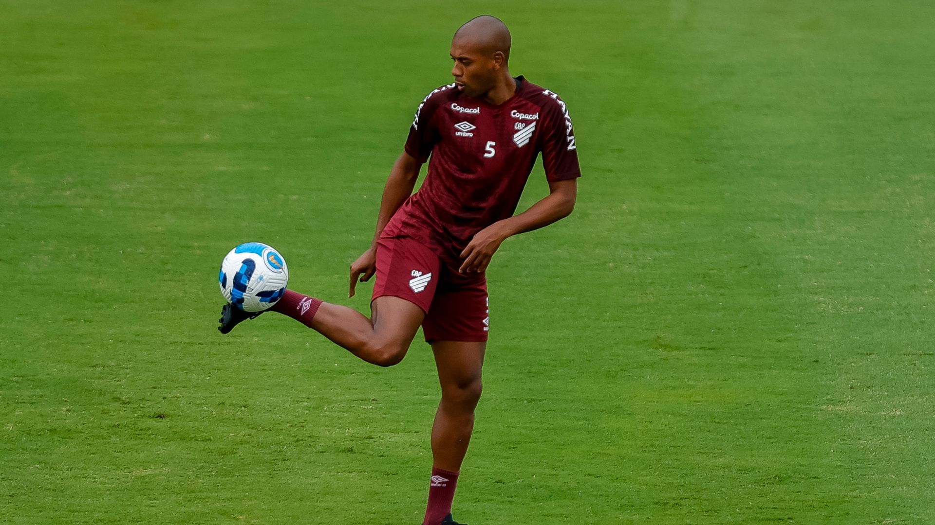 Fernandinho em treinamento do Athletico Paranaense (Crédito: Getty Images)