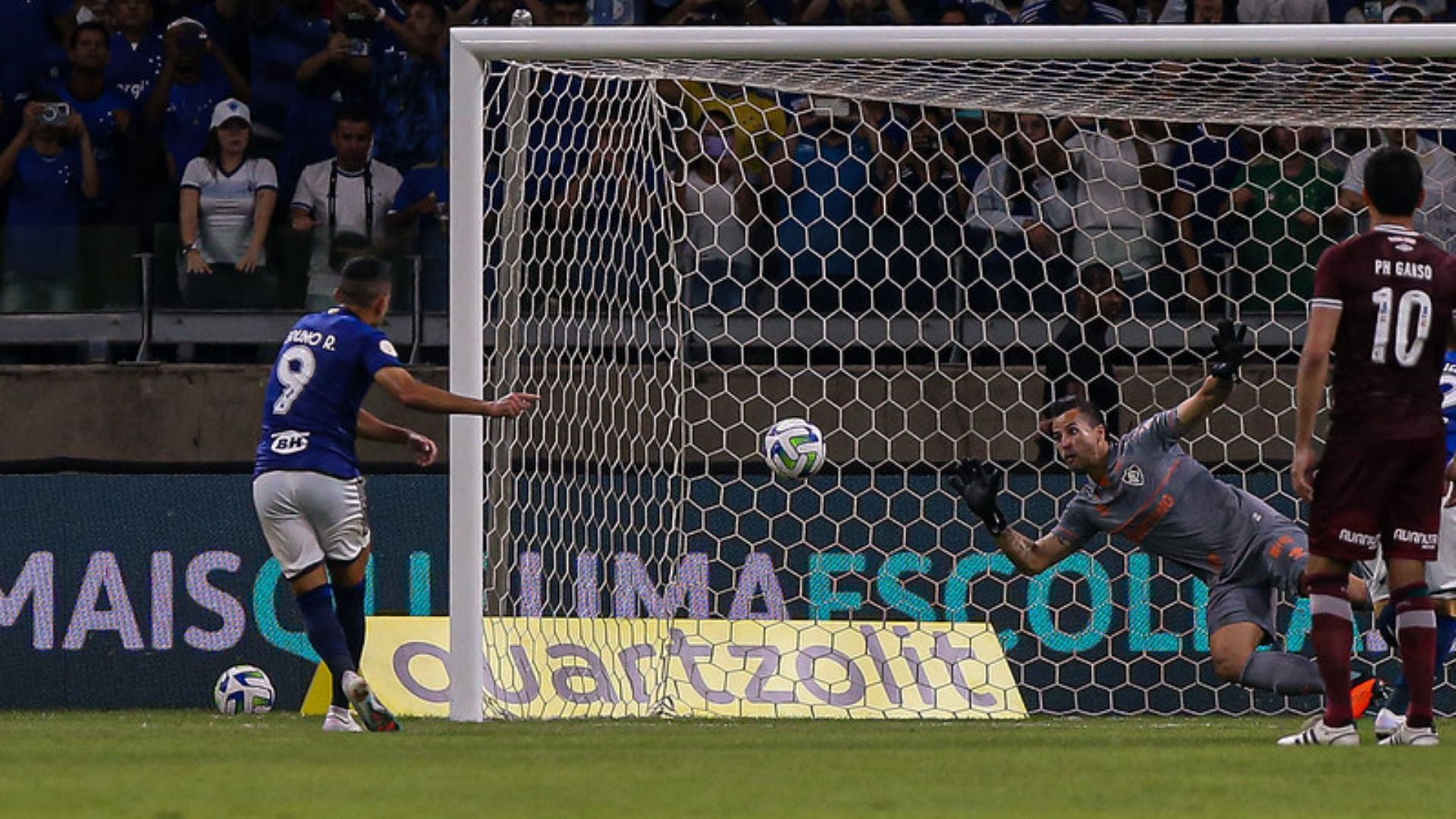 Fábio pegou o pênalti que gerou a expulsão de André na partida contra o Cruzeiro