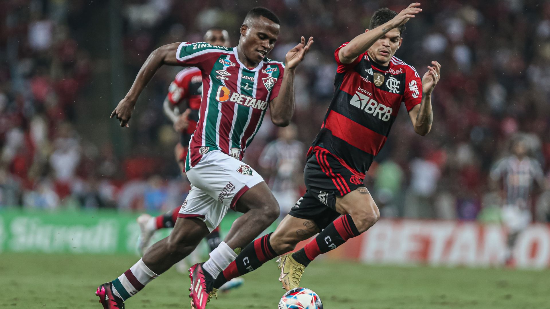 Fluminense e Flamengo se enfrentam