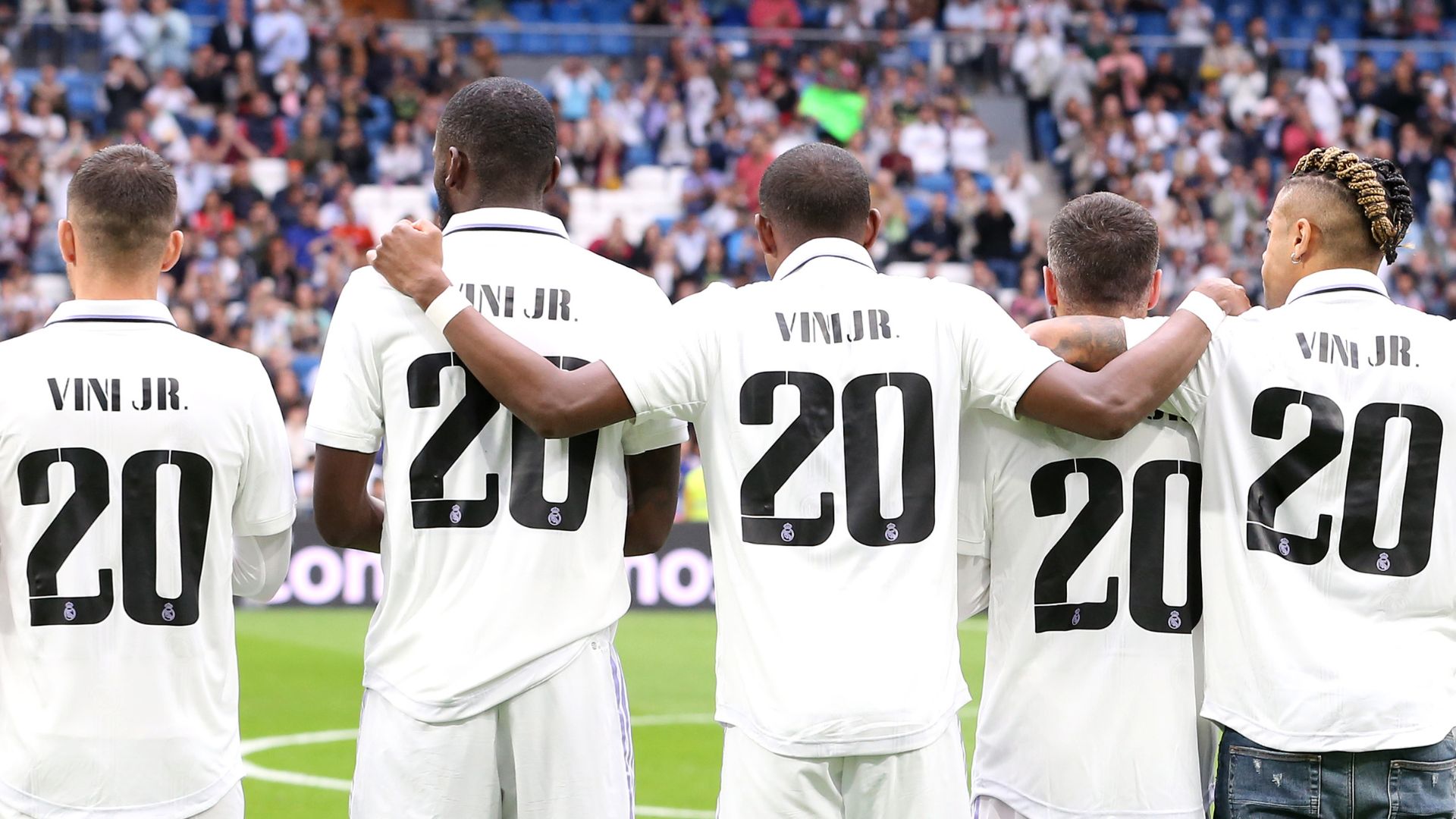 Os jogadores do Real Madrid entraram vestindo camisas de Vini Jr, em apoio ao companheiro (Crédito: Getty Images)