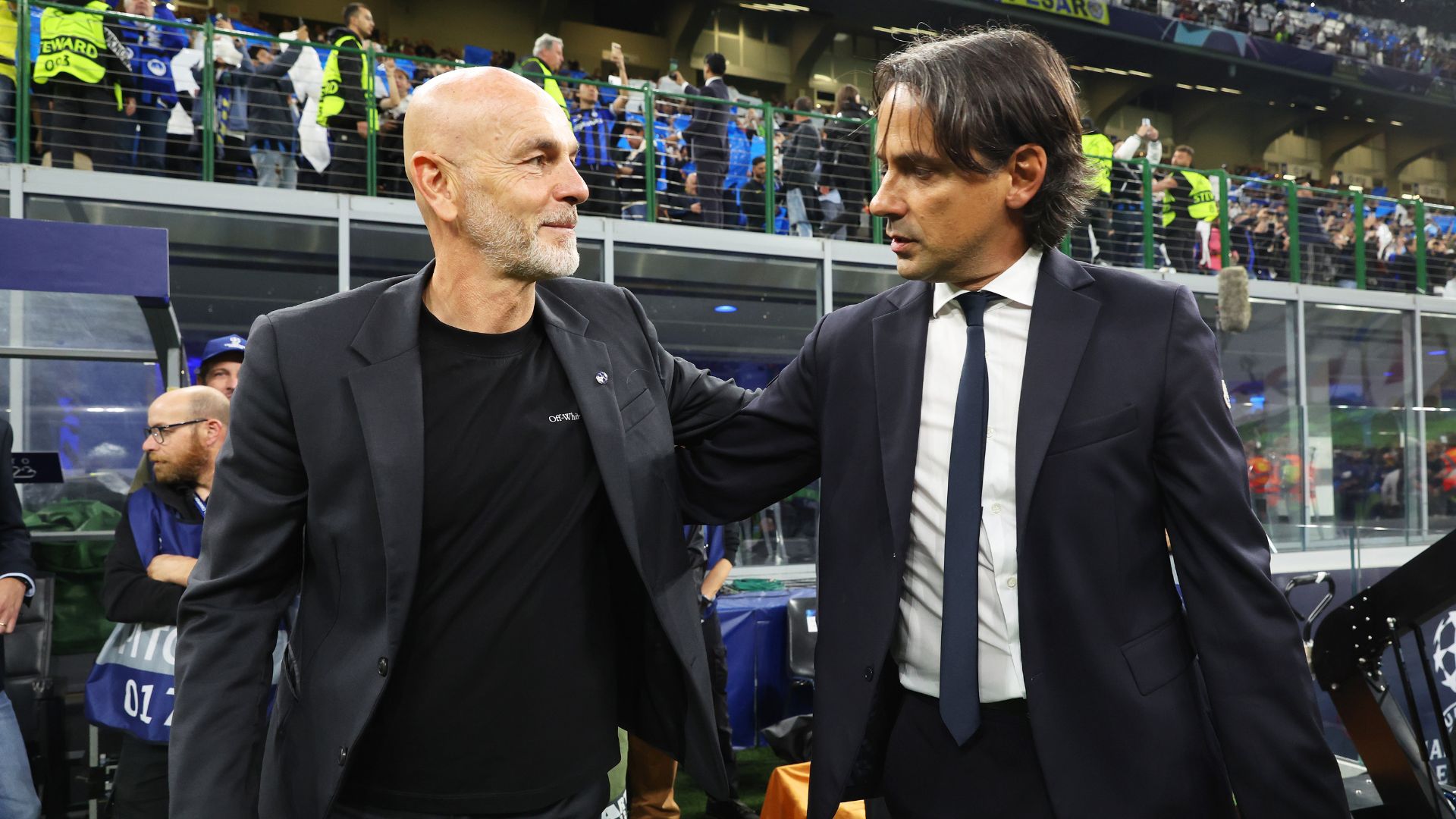 Simone Inzaghi ao lado de Stefano Pioli, antes da partida (Crédito: Getty Images)