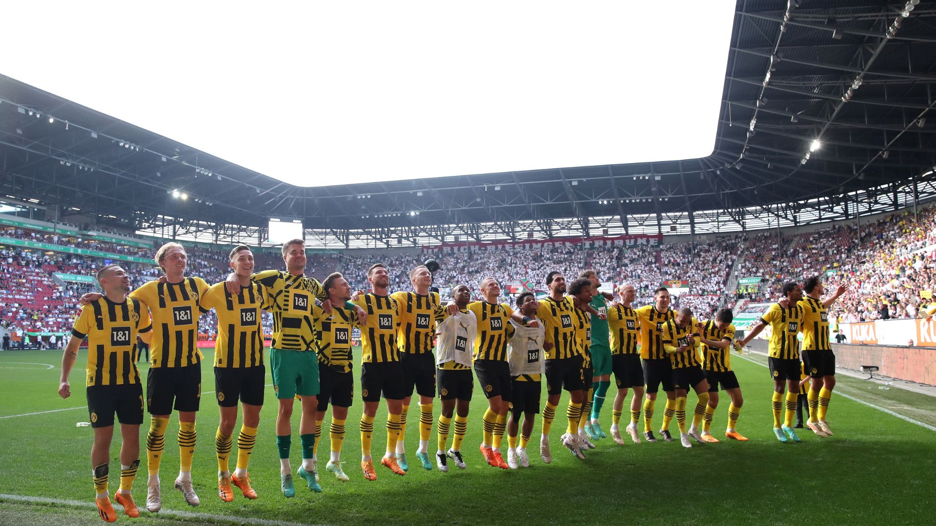 Jogadores do Borussia Dortmund comemorando após a vitória contra o Augsburg (Crédito: Getty Images)