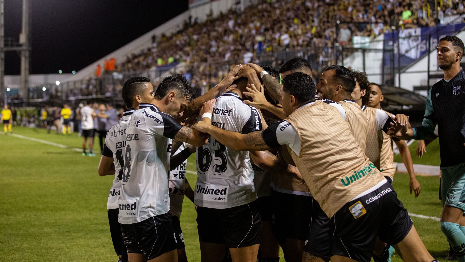 Jogadores do Ceará comemorando vitória contra o ABC (Crédito: Felipe Santos / SC Ceará)