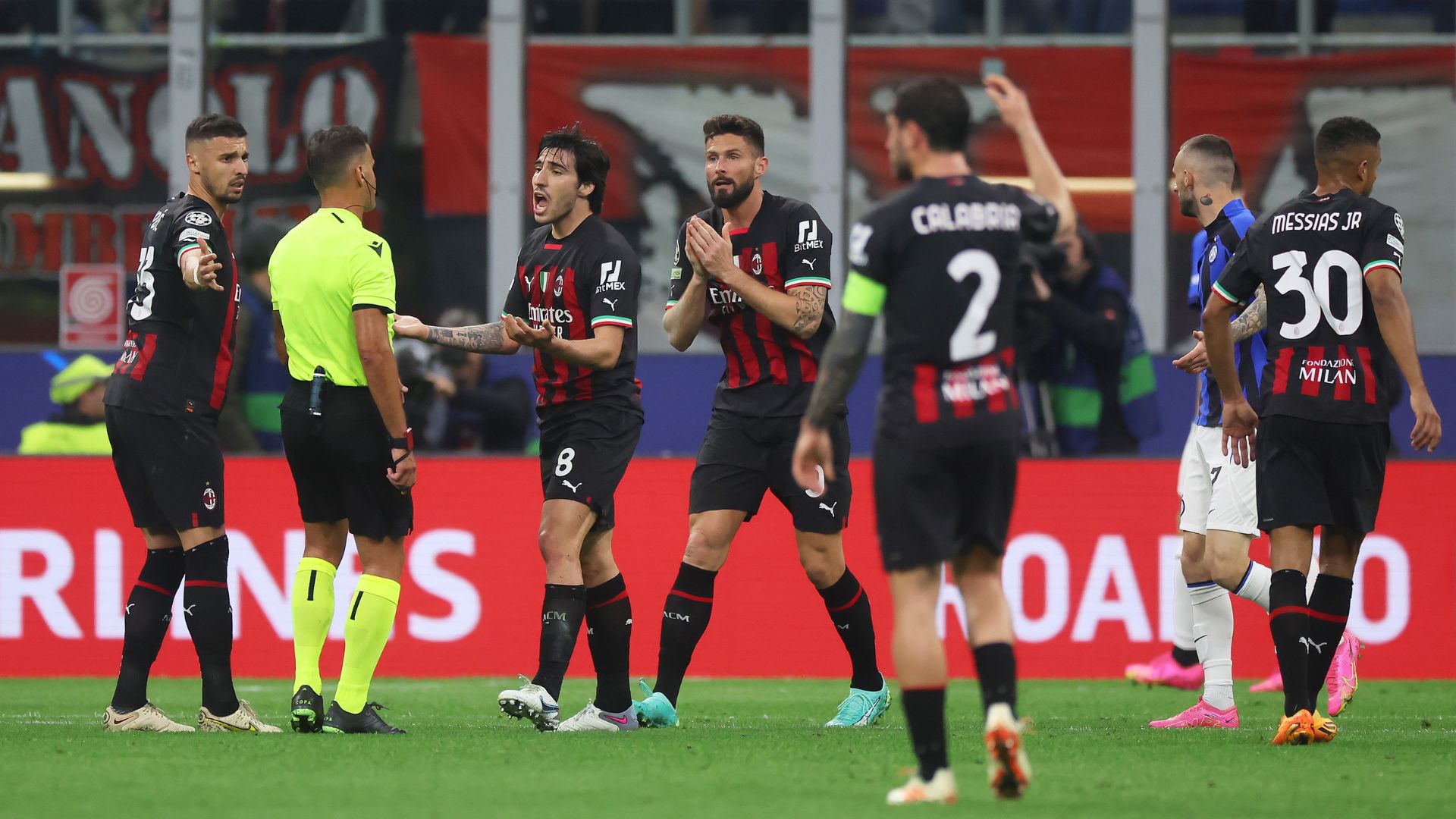 Jogadores do Milan reclamam de lance com a arbitragem 