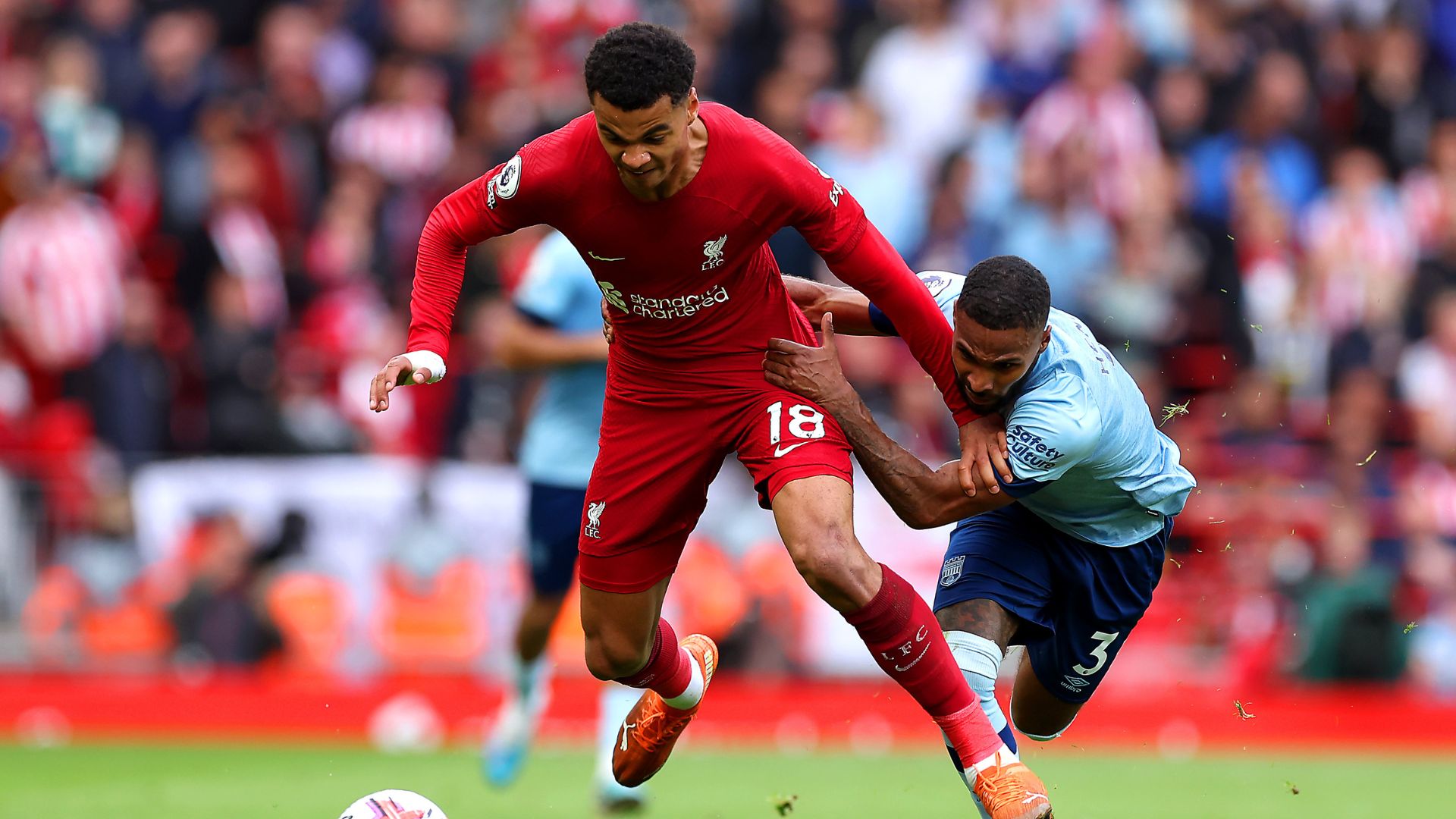 Jogo muito duro entre Liverpool e Brentford (Crédito: Getty Images)