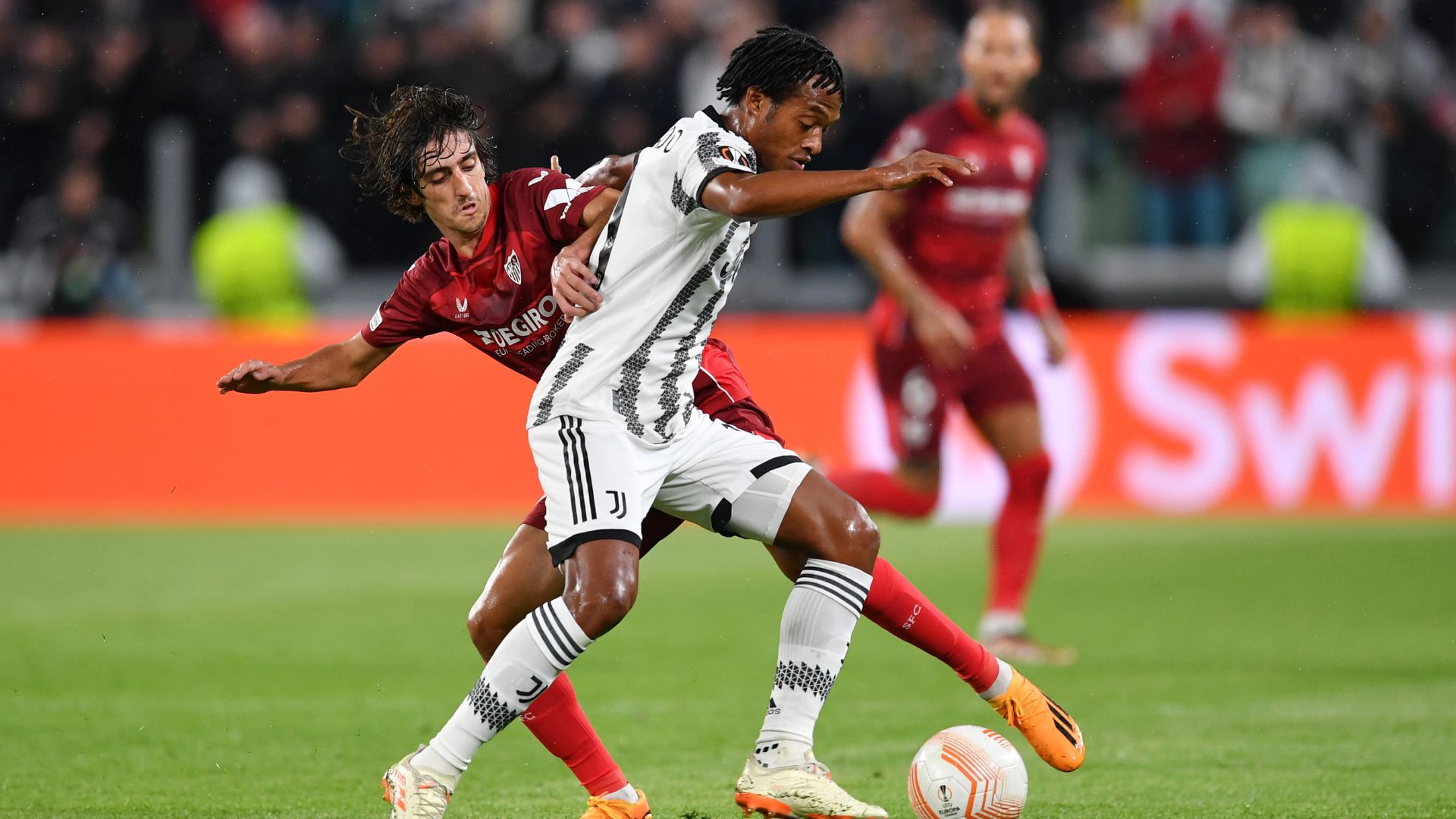 Jogo duro entre Juventus e Sevilla (Crédito: Getty Images)