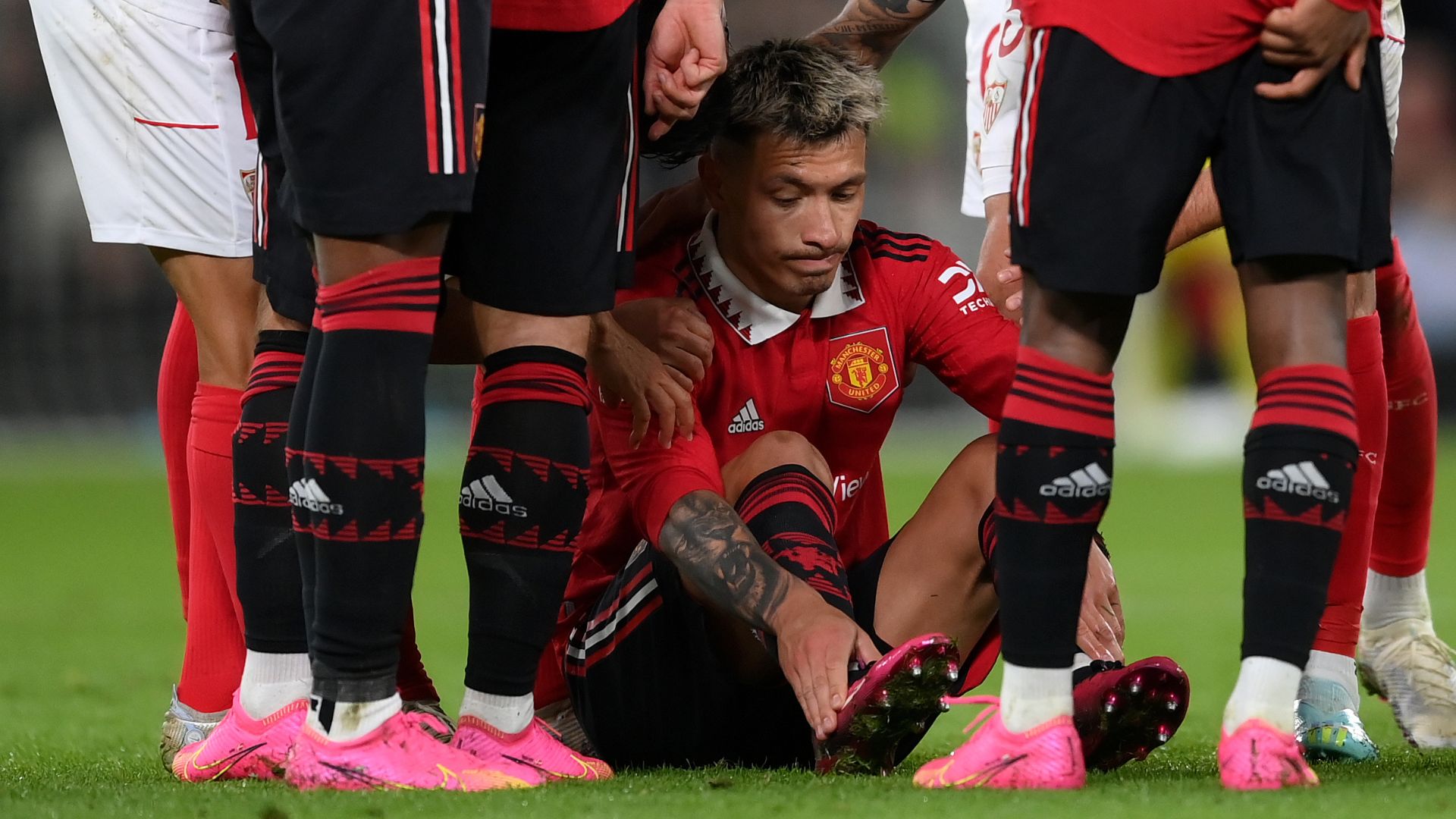 Momento da lesão de Lisandro Martínez, em confronto contra o Sevilla (Crédito: Getty Images)