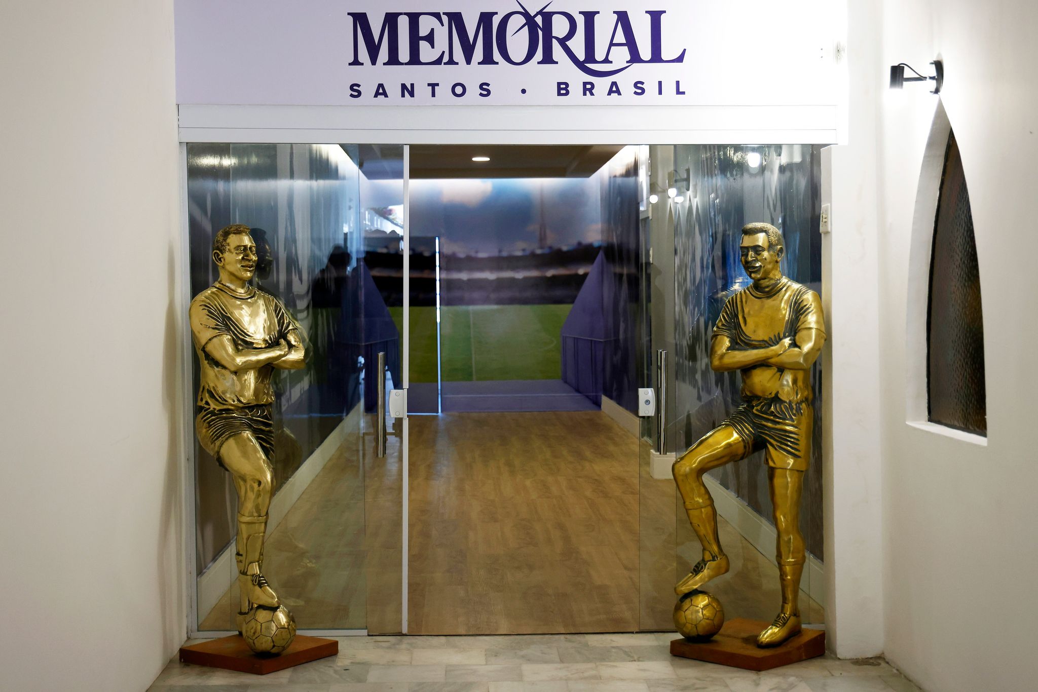 Imagem do memorial em tributo ao Rei Pelé (Crédito: Getty Images)