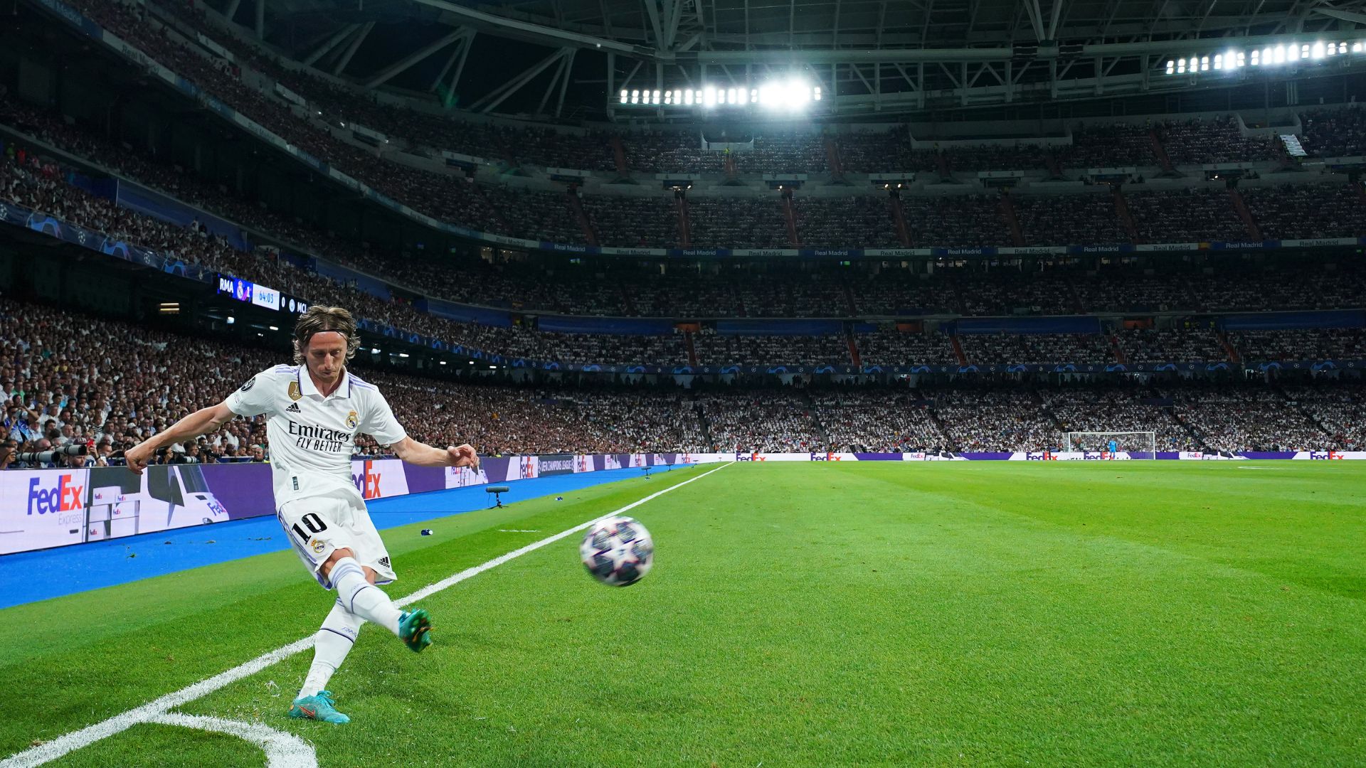 Modric cobrando escanteio durante a partida contra o Manchester City (Crédito: Getty Images)