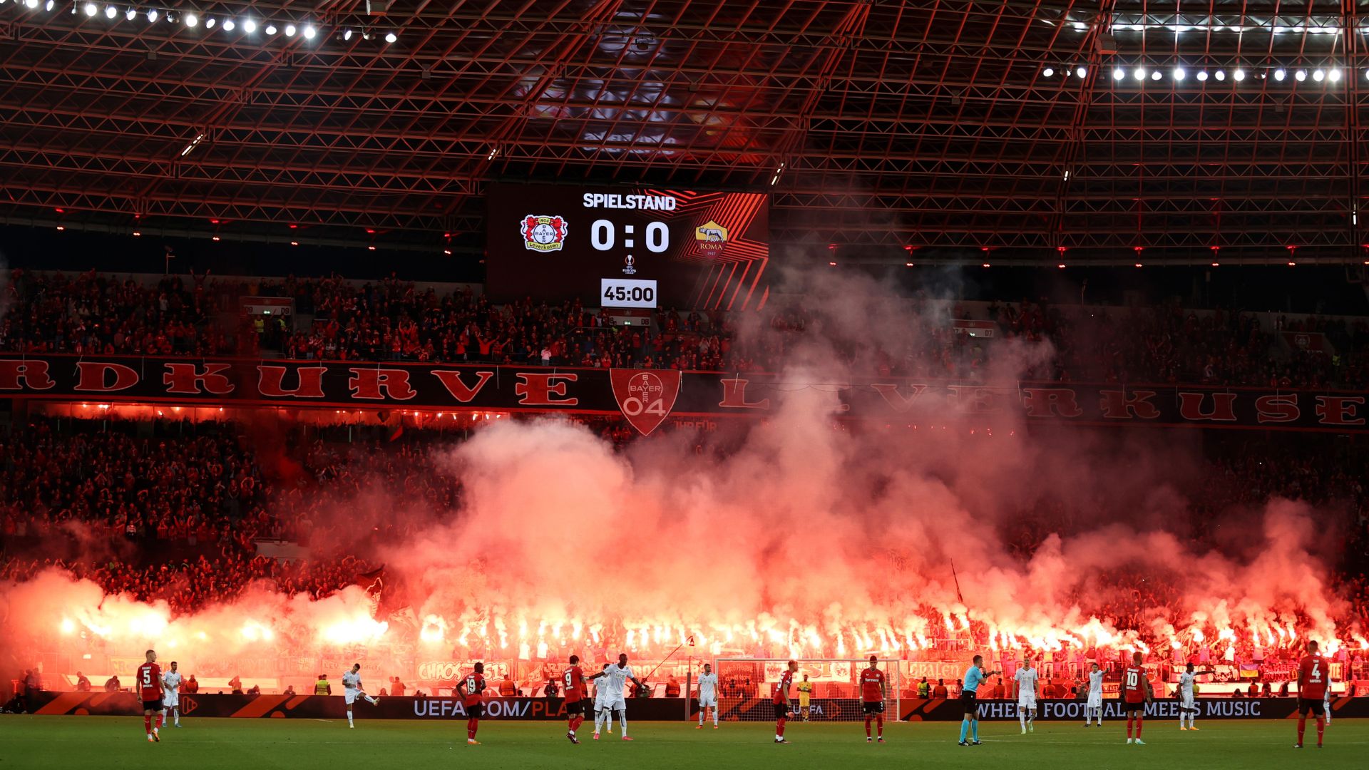 Bayer Leverkusen x Roma foi interrompido por conta dos sinalizadores nas arquibancadas (Crédito: Getty Images)
