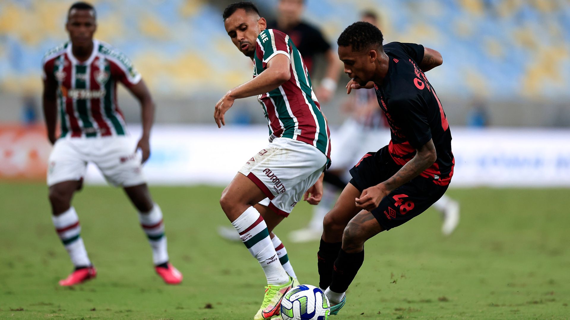 Pedrinho atuando pelo Athletico Paranaense, em partida contra o Fluminense (Crédito: Getty Images)