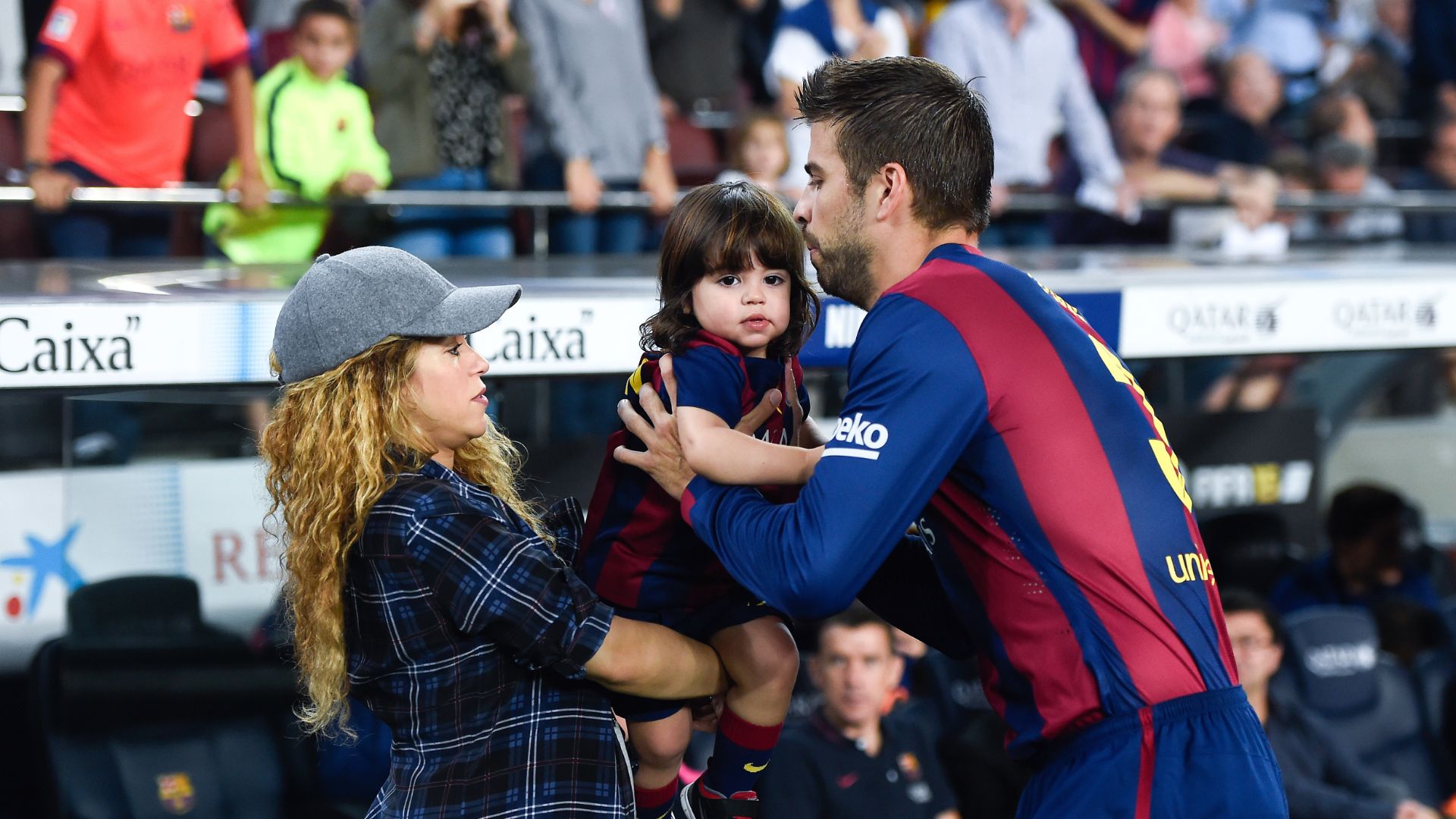 Piqué e Shakira juntos com o filho Milán (Crédito: Getty Images)