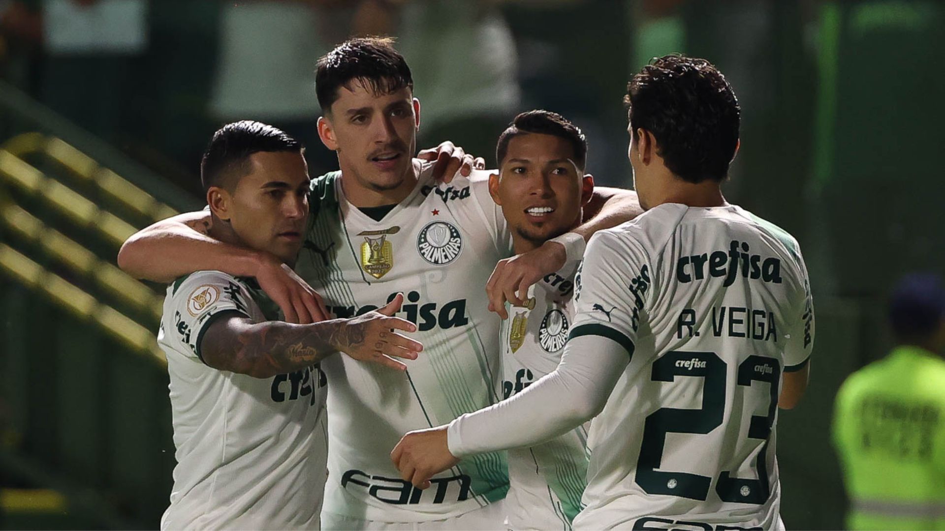 Piquerez comemorando gol com Dudu, Rony e Raphael Veiga (Crédito: Cesar Greco / Palmeiras)