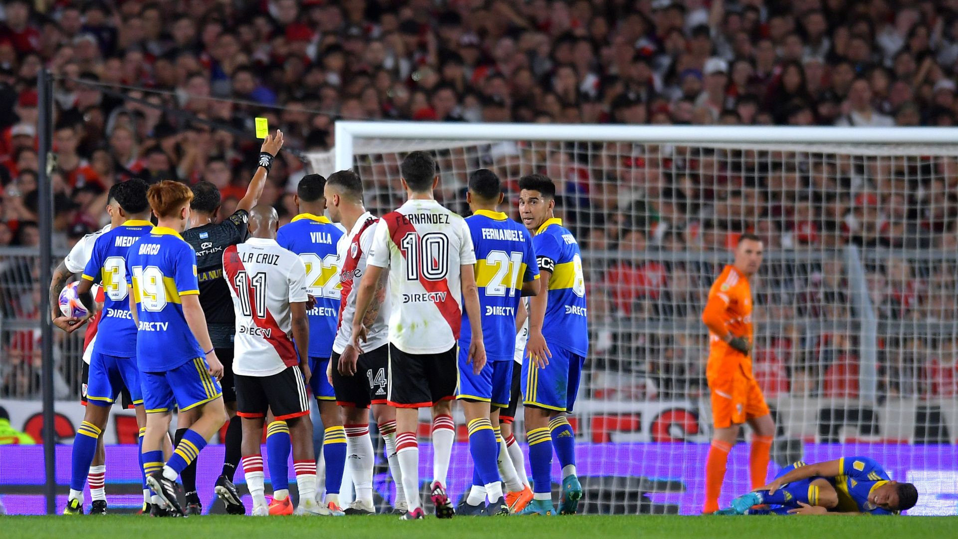 Foi instaurada uma briga generalizada dentro de campo após o gol de Borja, pelo River Plate (Crédito: Getty Images)