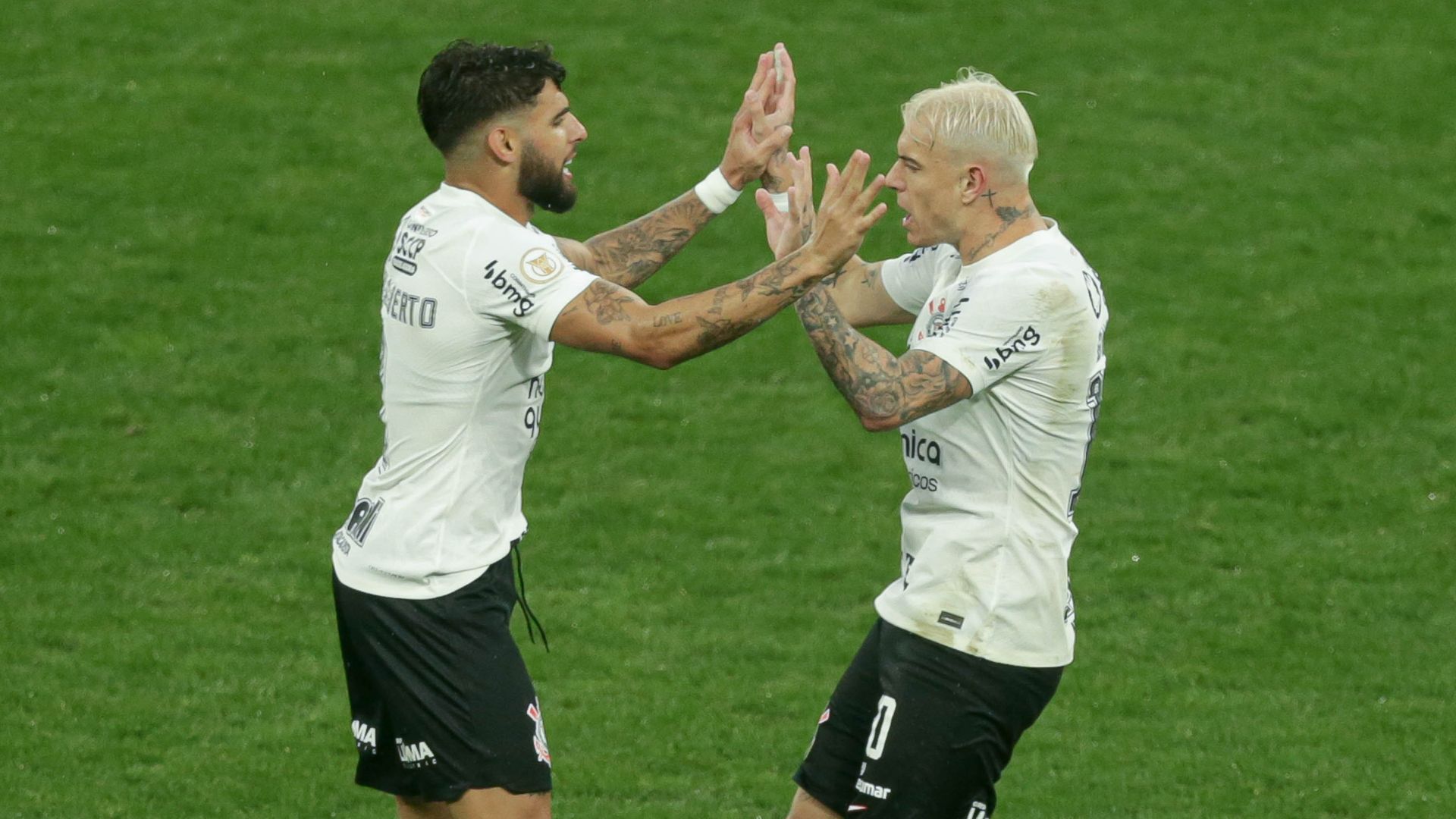 Róger Guedes e Yuri Alberto comemorando gol contra o Fluminense (Crédito: Rodrigo Coca / Agência Corinthians)