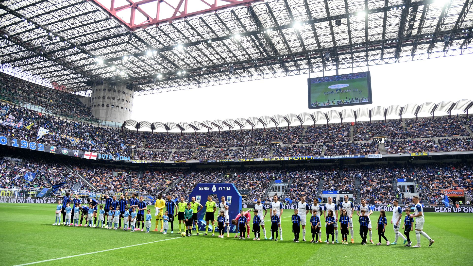 San Siro com torcedores da Inter de Milão (Crédito: Getty Images)