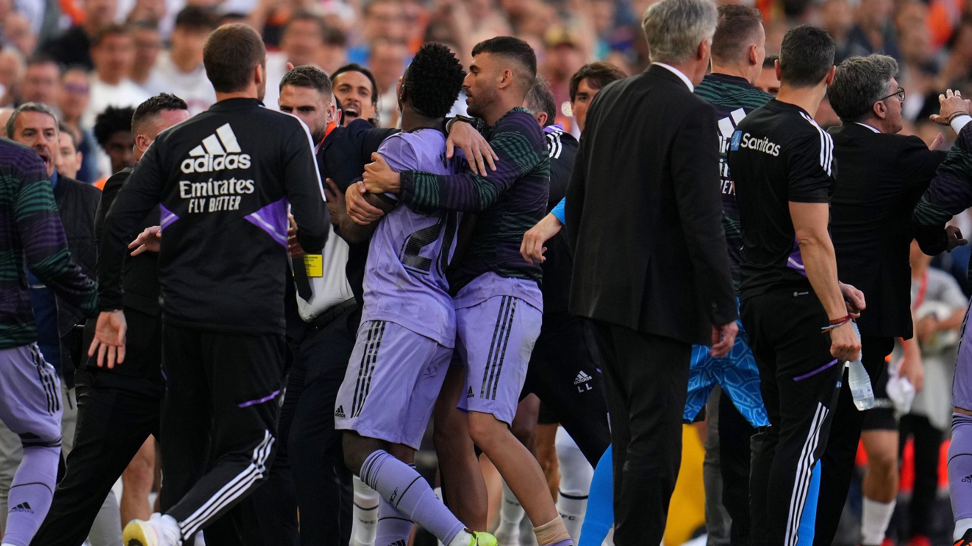 Vini Jr saindo de campo contido por seus companheiros do Real Madrid (Crédito: Getty Images)
