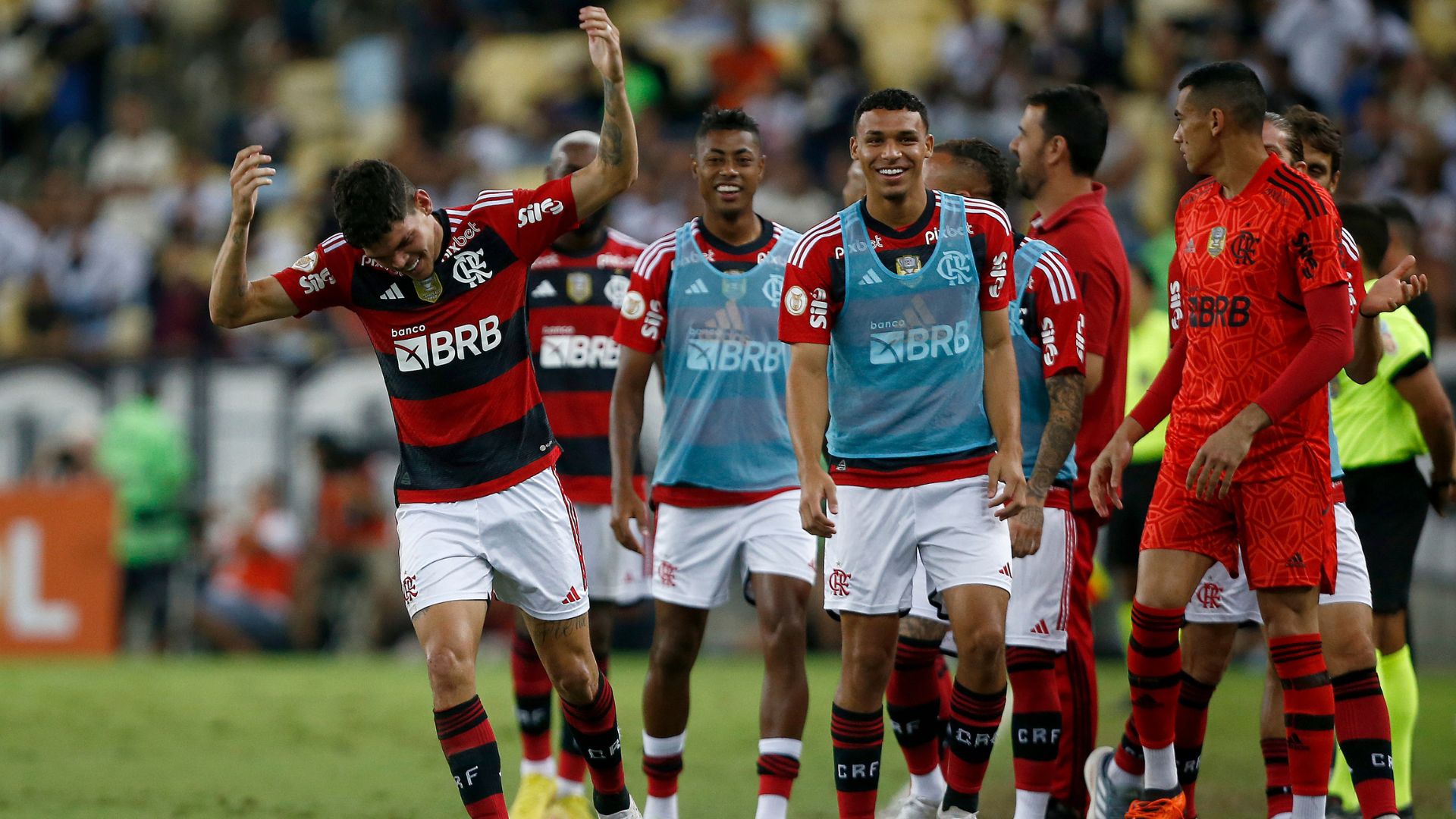 Ayrton Lucas comemorando gol com companheiros do Flamengo (Crédito: Getty Images)