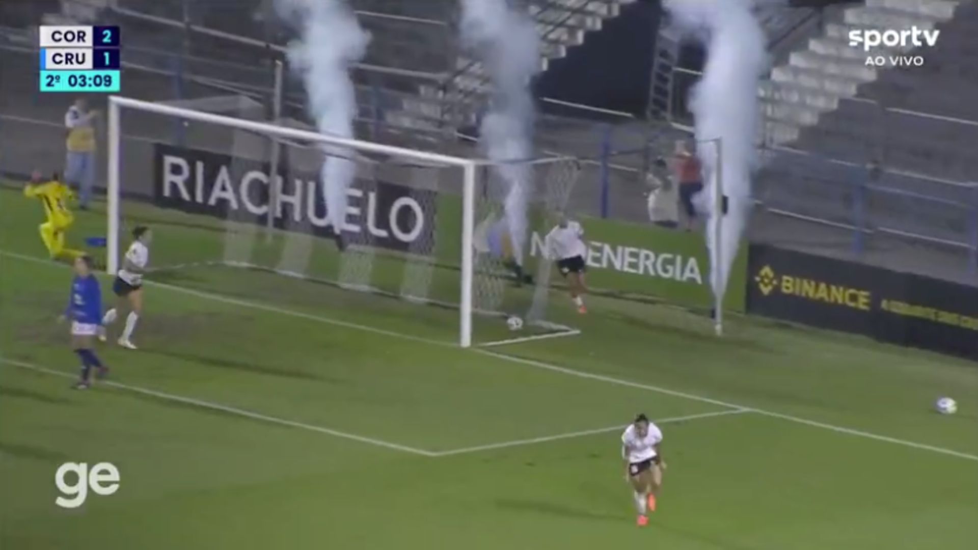 Zanotti marca no fim, Corinthians vence o Grêmio e fatura o título