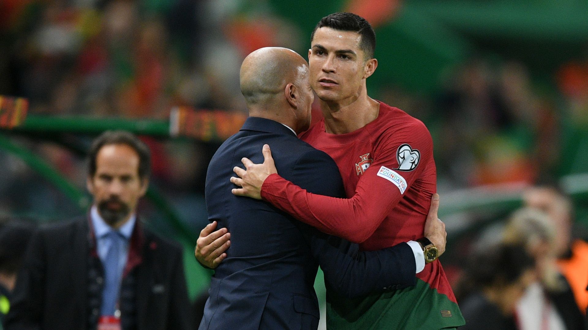 Cristiano Ronaldo abraçado com o treinador Roberto Martínez (Crédito: Getty Images)