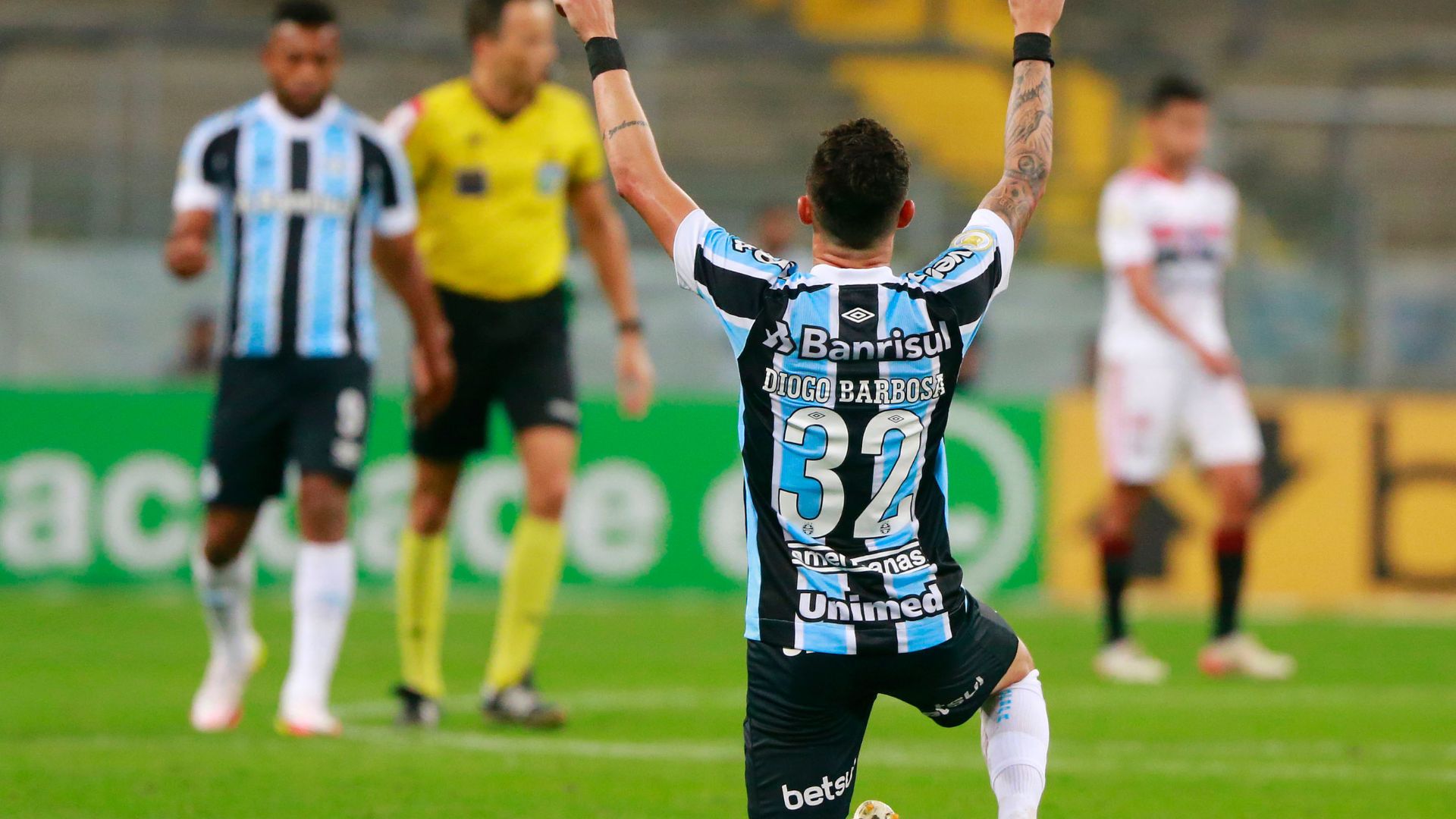 Diogo Barbosa comemorando pelo Grêmio
