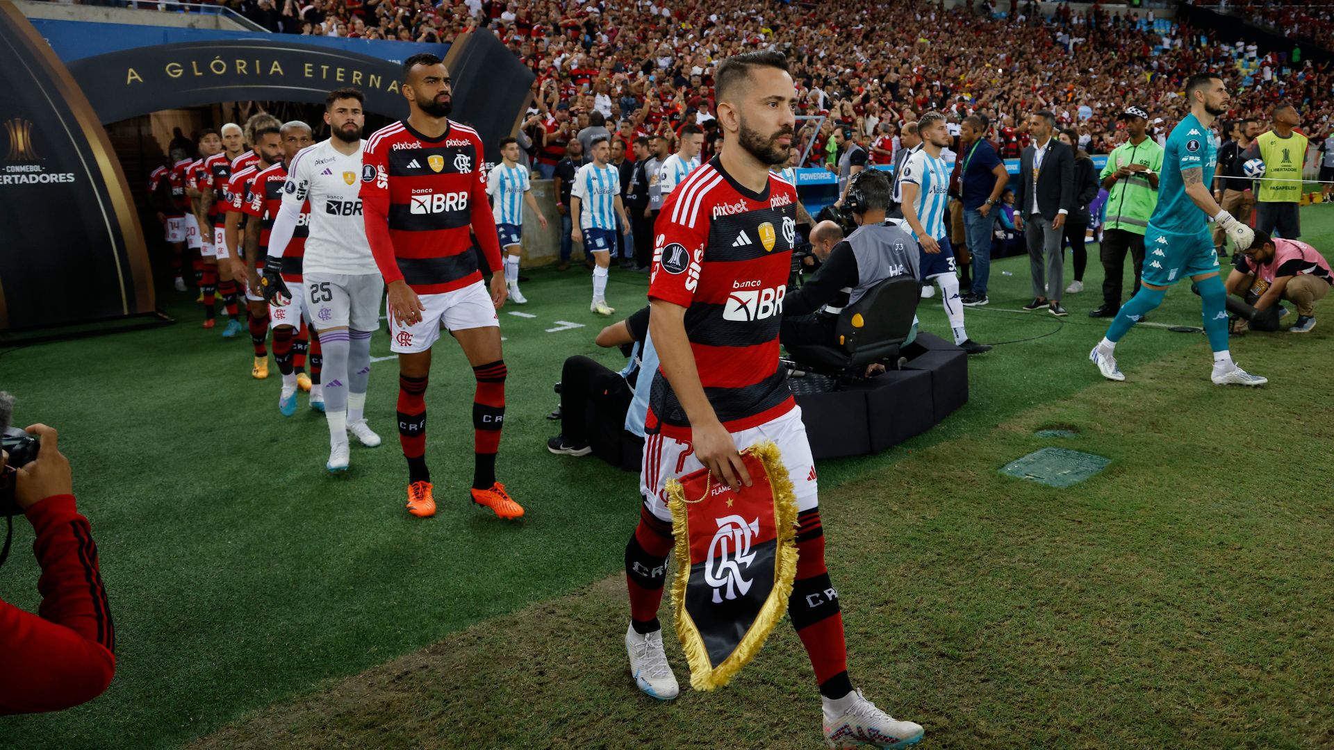 Flamengo, atual campeão da Libertadores, não está com a classificação garantida (Crédito: Getty Images)