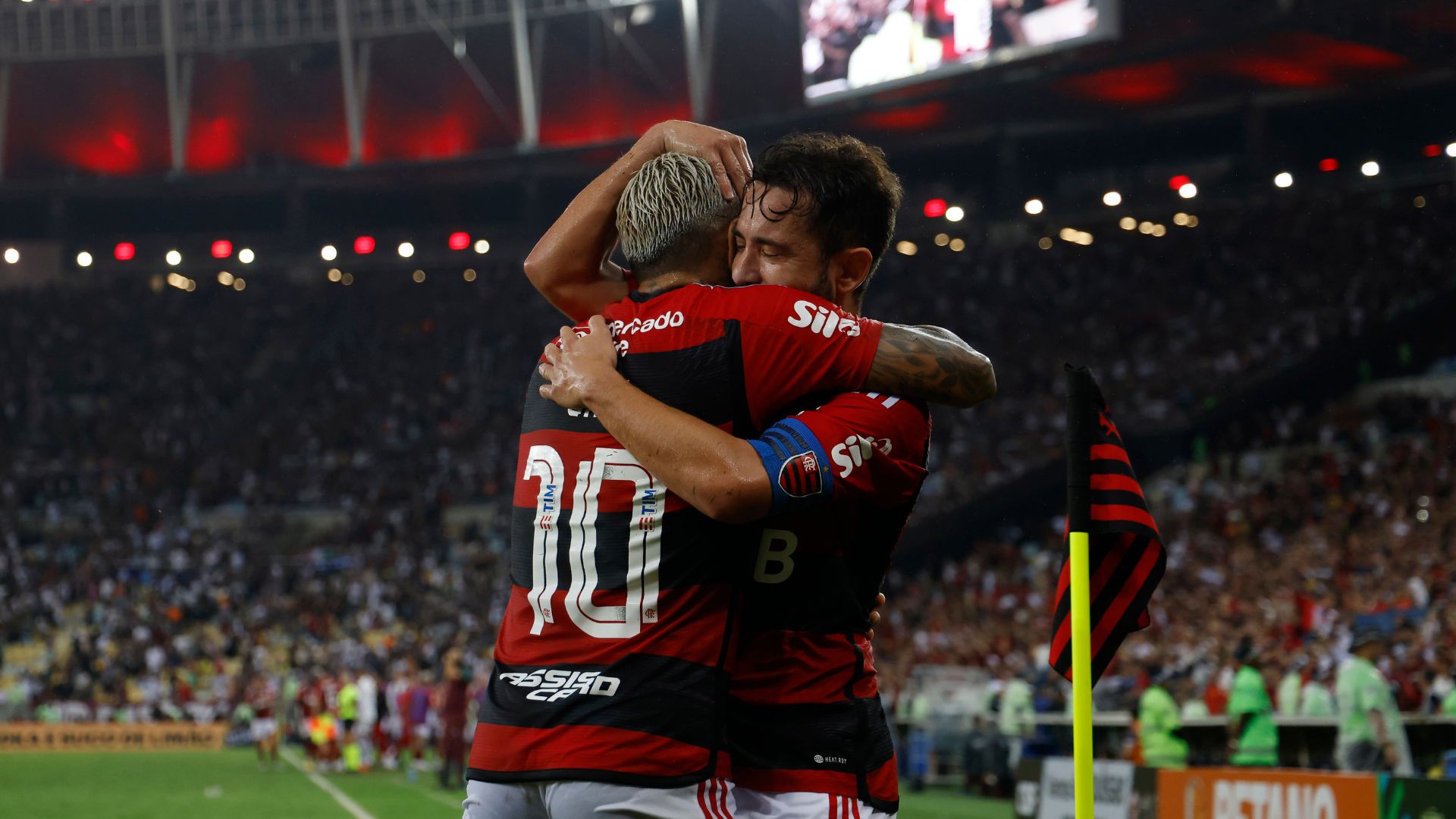 Gabi e Éverton Ribeiro comemorando gol contra o Fluminense (Crédito: Getty Images)