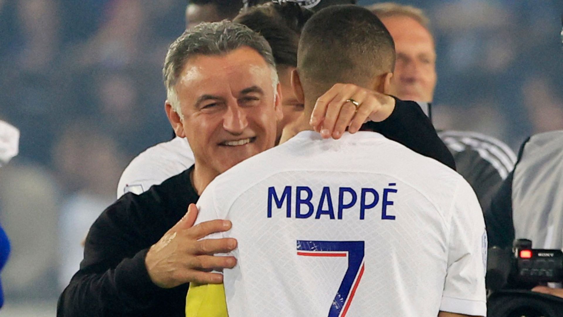 Galtier abraçando Mbappé após título francês pelo PSG (Crédito: Reuters / Pascal Rossignol)
