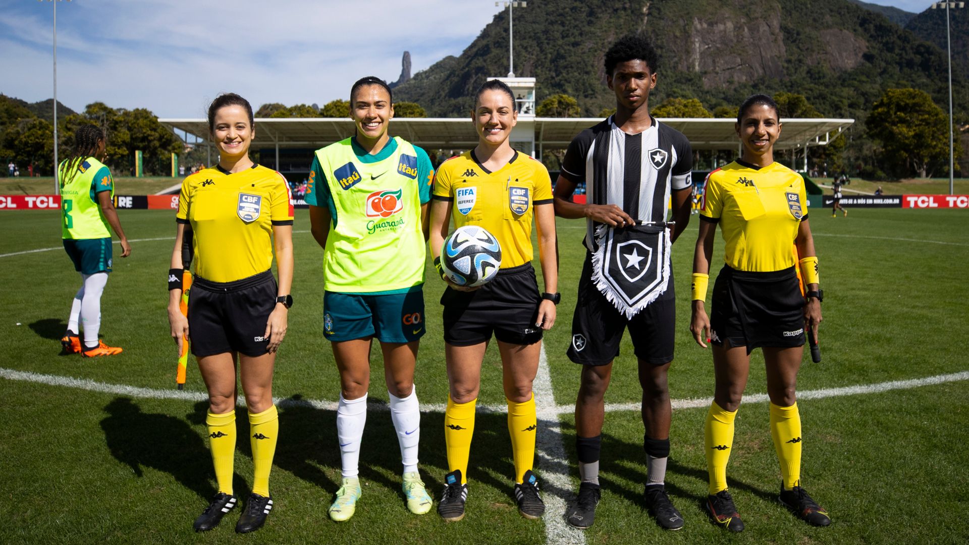 Imagens do jogo-treino entre a Seleção Brasileira e a equipe sub-15 do Botafogo (Crédito: Thais Magalhães / CBF)