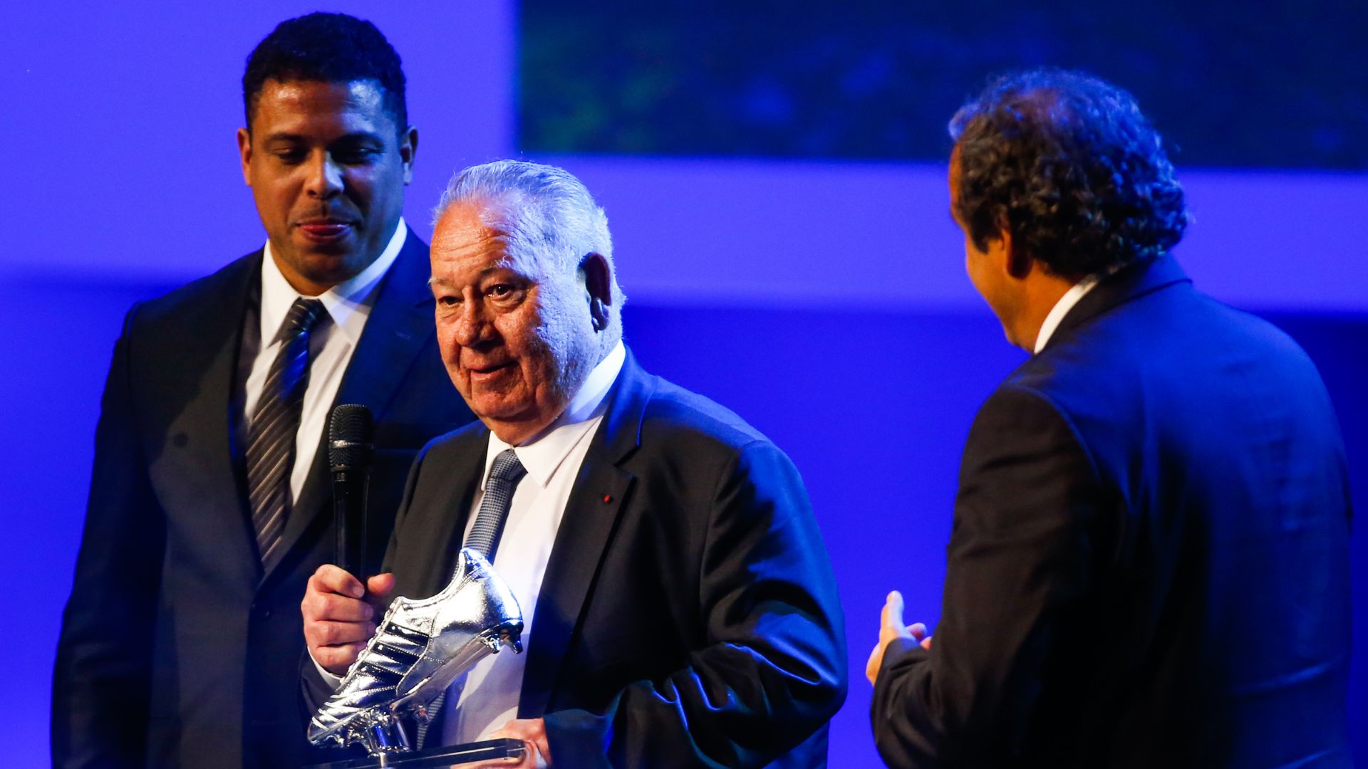 Just Fontaine em congresso da Fifa, ao lado de Ronaldo Fenômeno, em 2014 (Crédito: Getty Images)