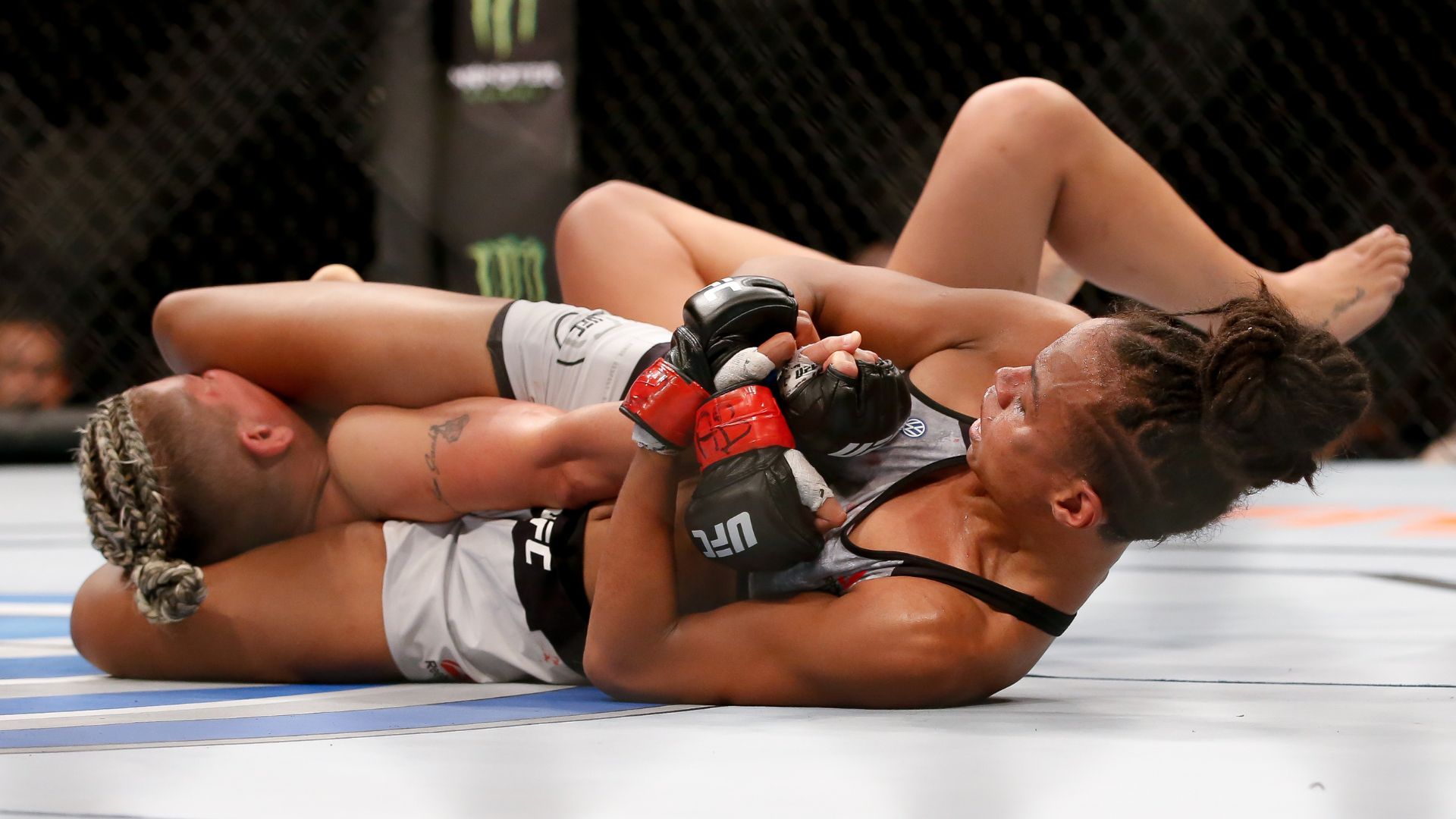 Luana "Dread" em ação pelo UFC