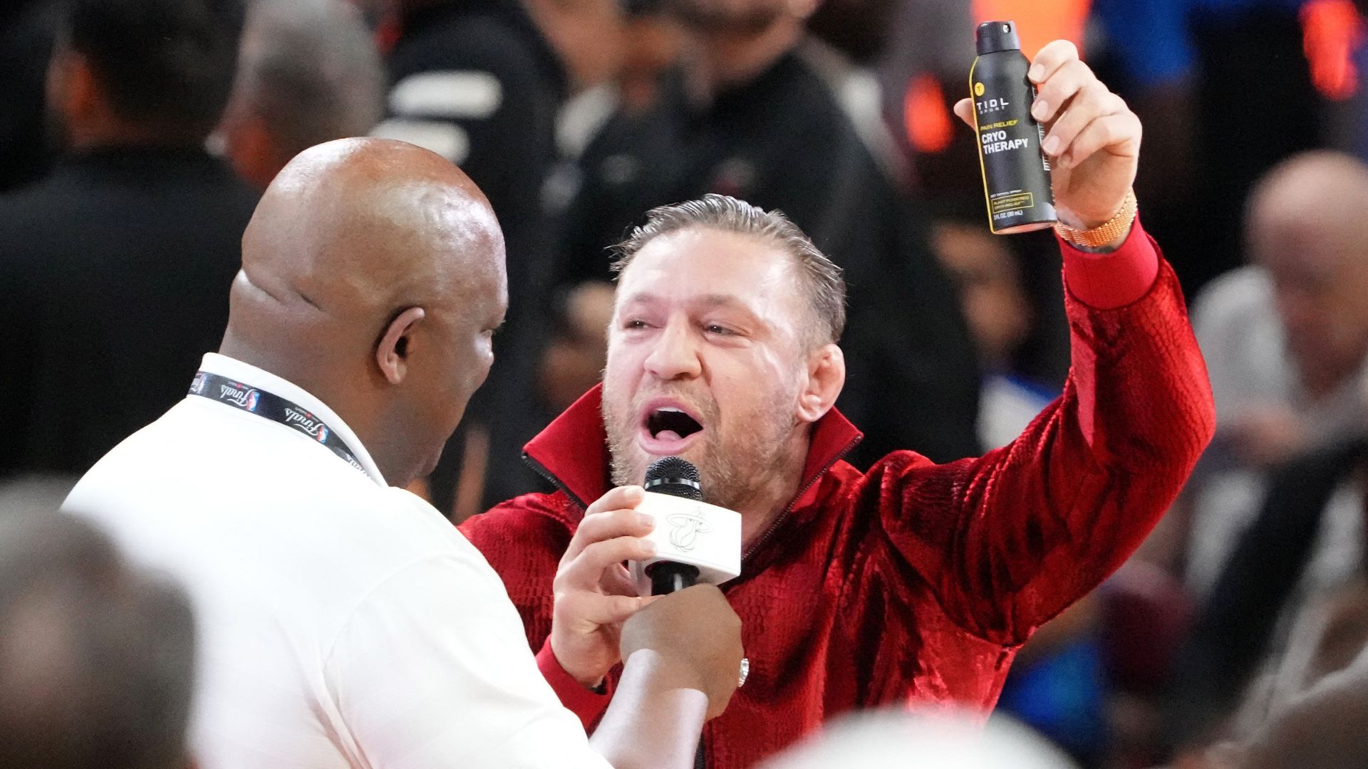 Conor McGregor durante o jogo quatro entre Denver Nuggets e Miami Heat (Crédito: Reuters / Kyle Terada)