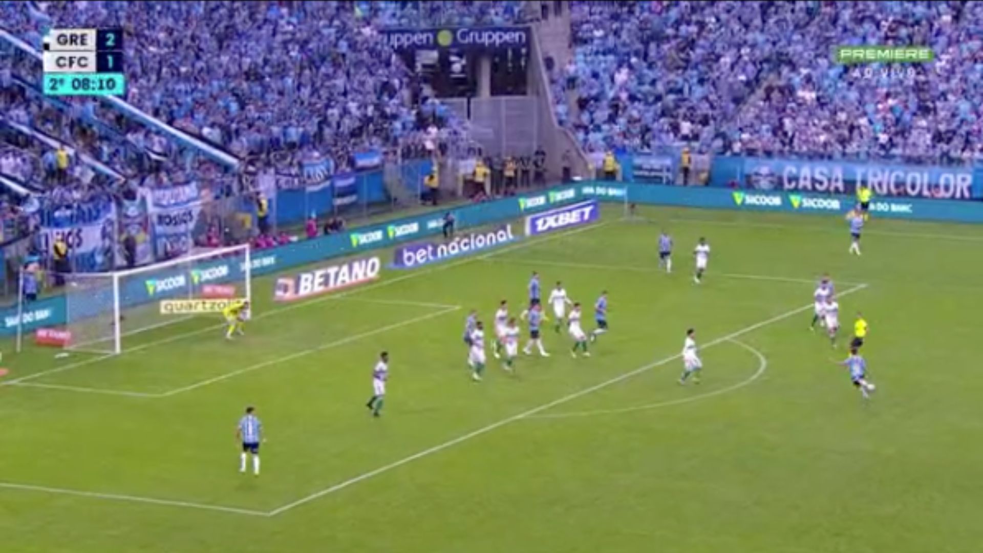Momento do terceiro gol do Grêmio