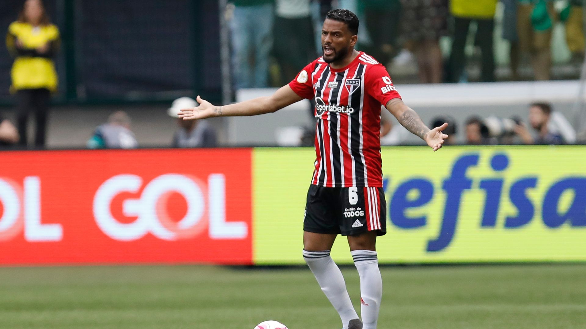 Reinaldo é anunciado pelo Grêmio, após ser dispensado do São Paulo