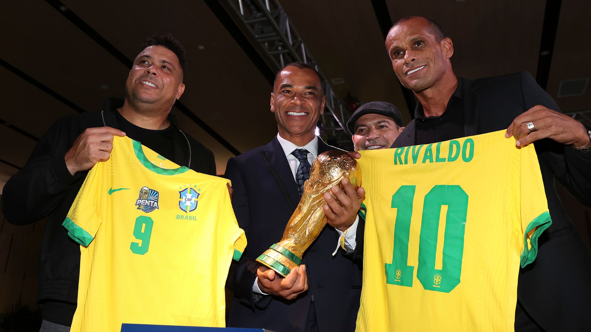 Rivaldo e Ronaldo ao lado de Cafu, em evento comemorativo (Crédito: Getty Images)