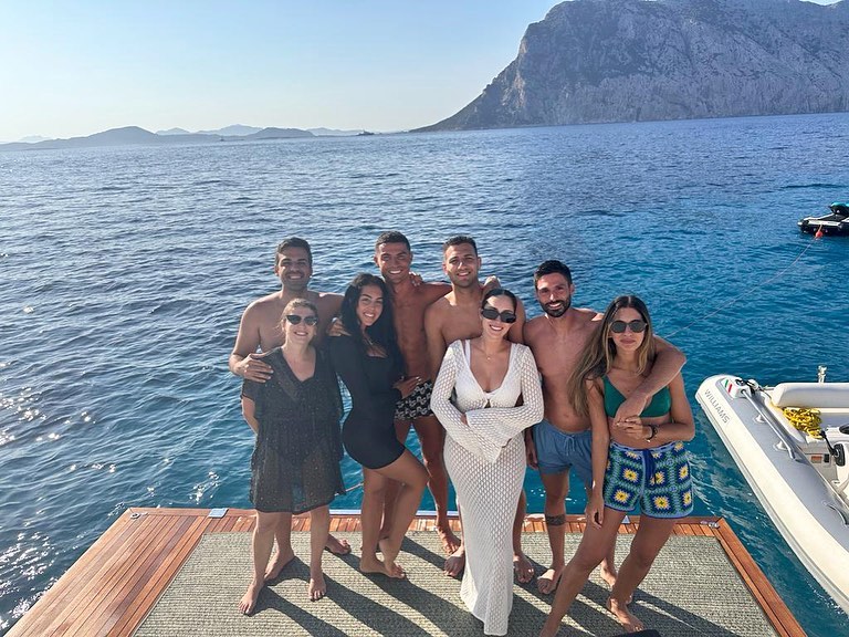 Cristiano Ronaldo está curtindo viagem de barco com a família